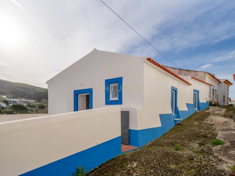 T2 Villa in Turcifal, Torres Vedras - image 01