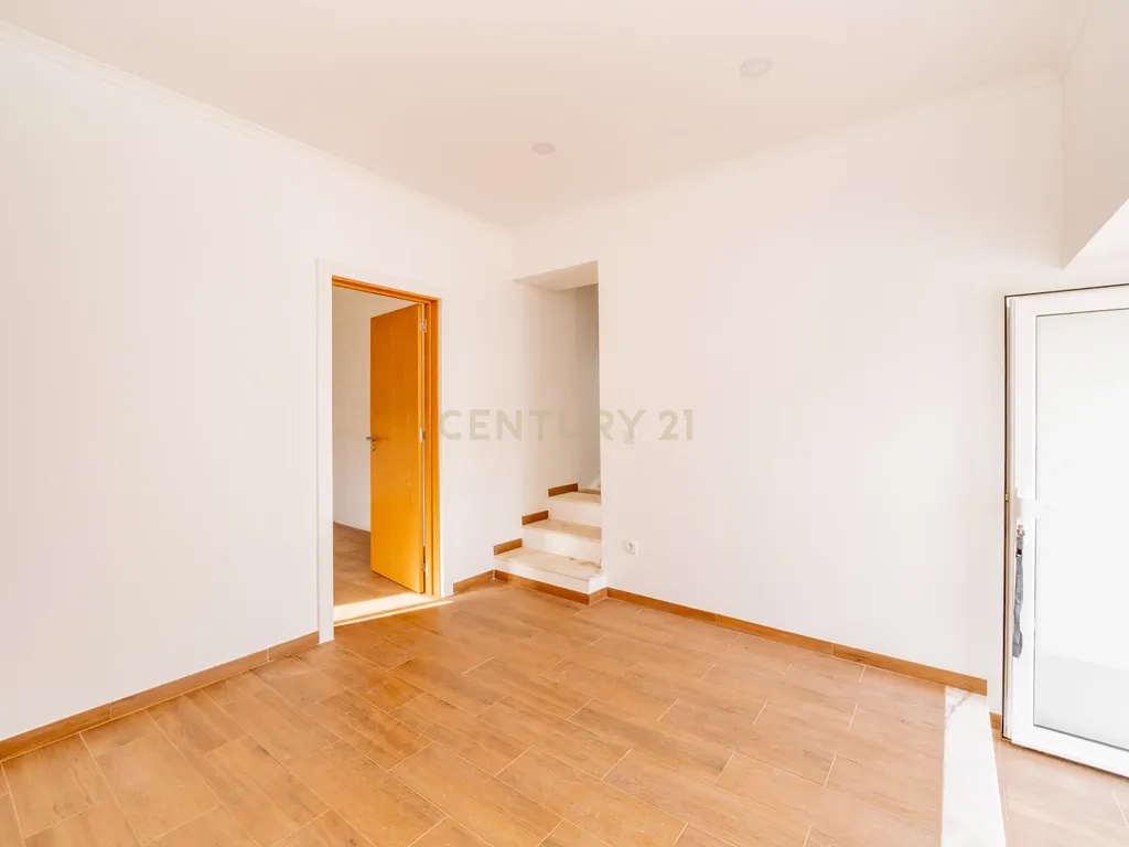 T2 Villa in Turcifal, Torres Vedras - image 05