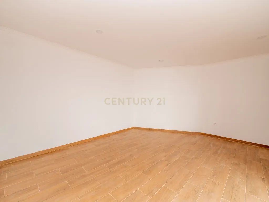 T2 Villa in Turcifal, Torres Vedras - image 17