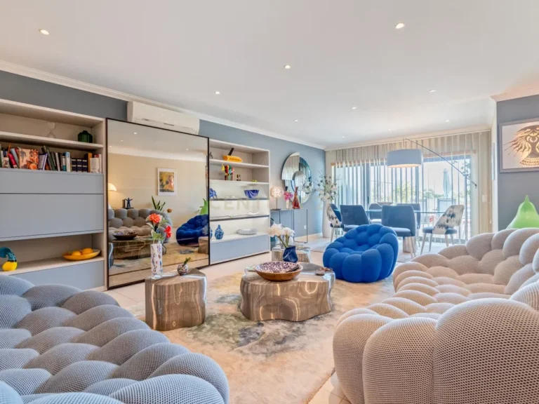 Five-Bedroom Villa with Pool, Cinema Room and Box Garage in Albufeira - image 01