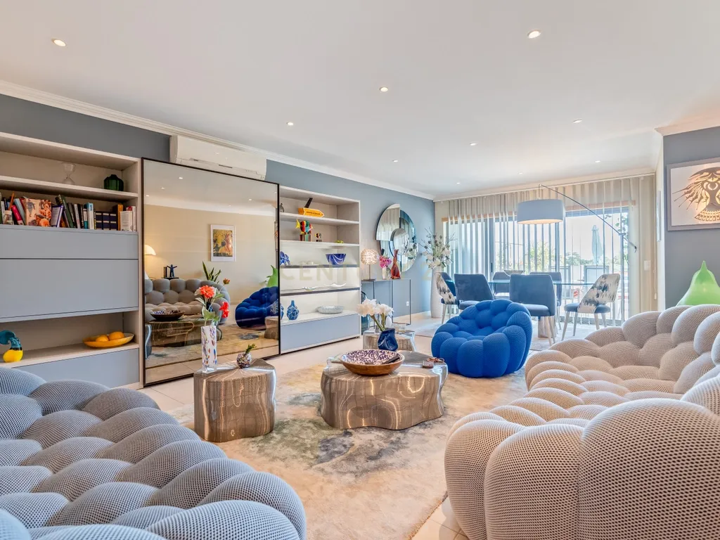 Five-Bedroom Villa with Pool, Cinema Room and Box Garage in Albufeira - image 01