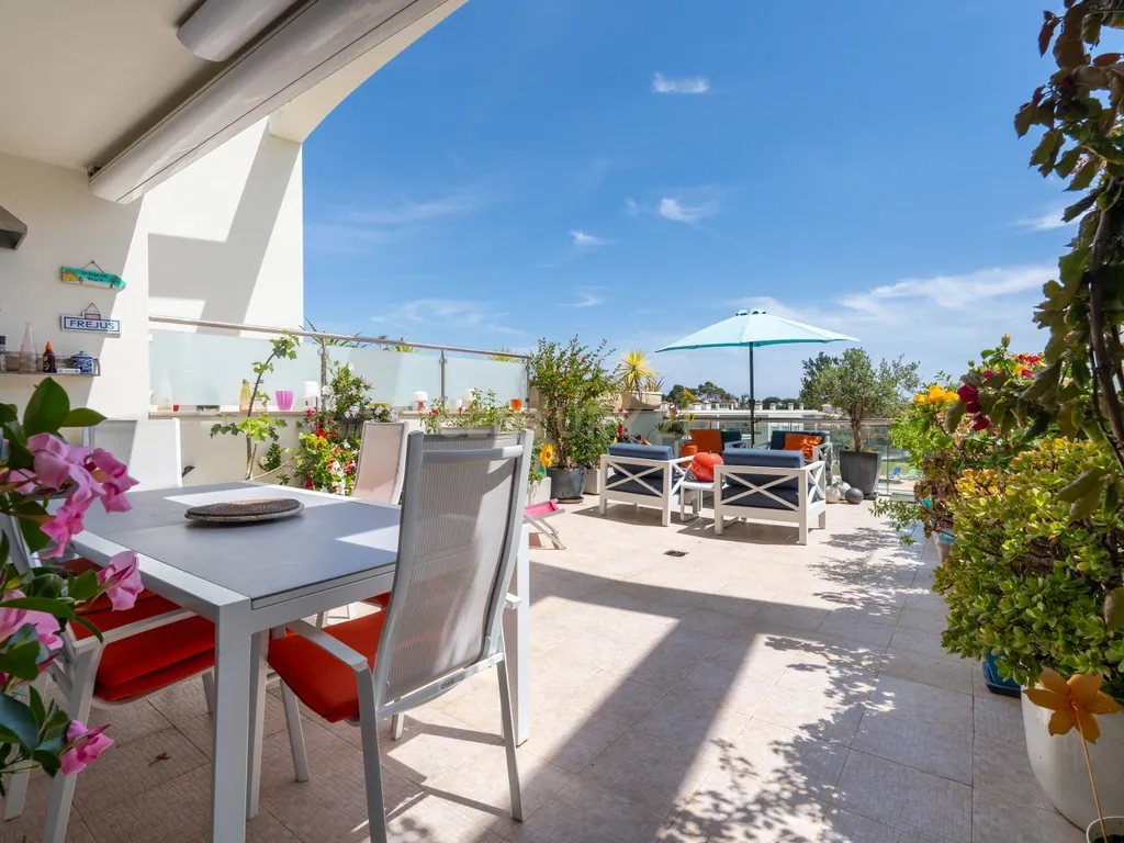 Five-Bedroom Villa with Pool, Cinema Room and Box Garage in Albufeira - image 04