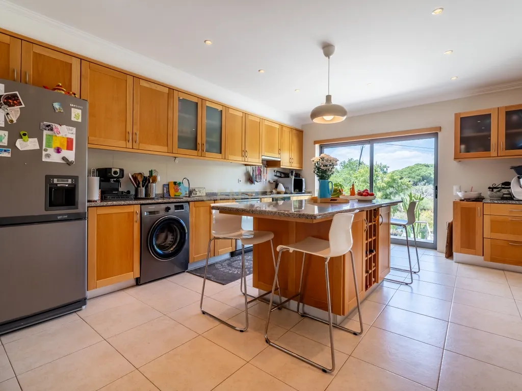 Five-Bedroom Villa with Pool, Cinema Room and Box Garage in Albufeira - image 06