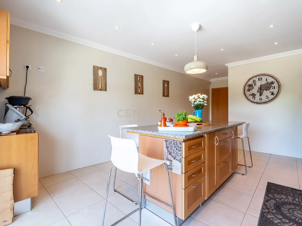 Five-Bedroom Villa with Pool, Cinema Room and Box Garage in Albufeira - image 08