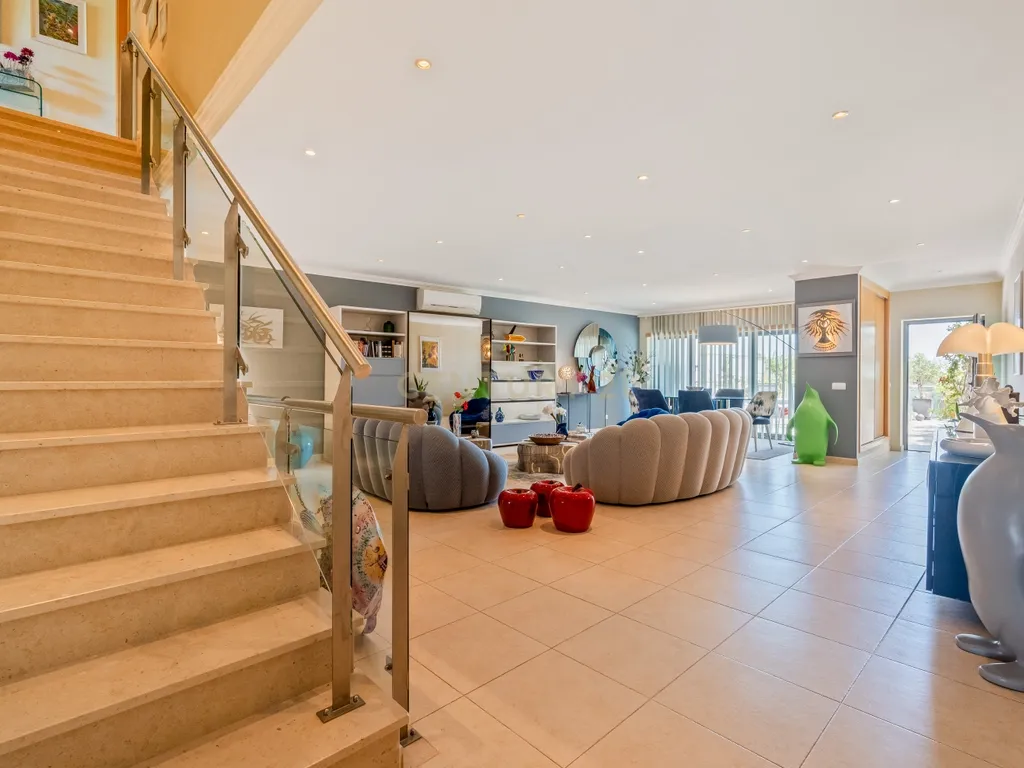 Five-Bedroom Villa with Pool, Cinema Room and Box Garage in Albufeira - image 09