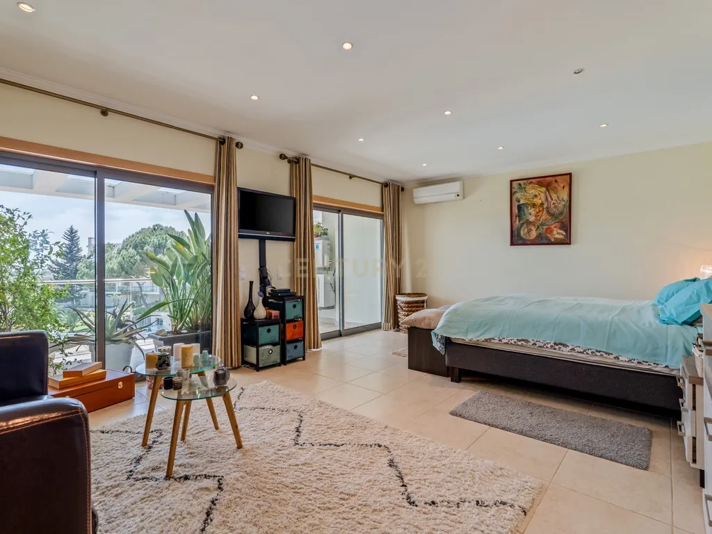 Five-Bedroom Villa with Pool, Cinema Room and Box Garage in Albufeira - image 11
