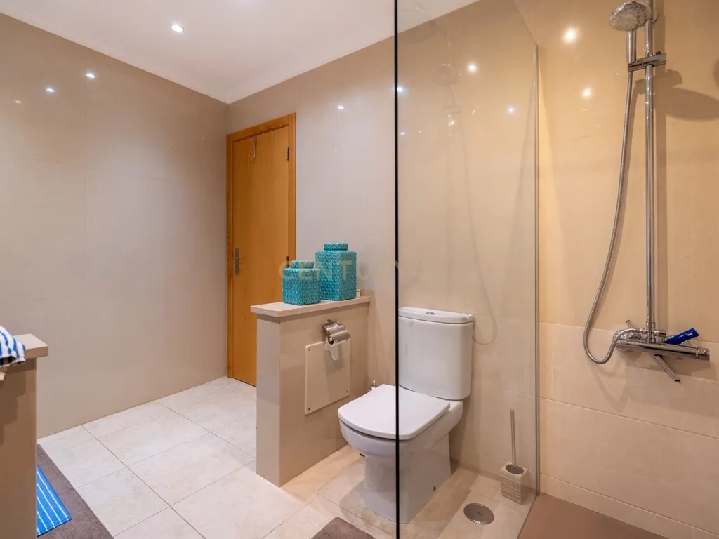 Five-Bedroom Villa with Pool, Cinema Room and Box Garage in Albufeira - image 20
