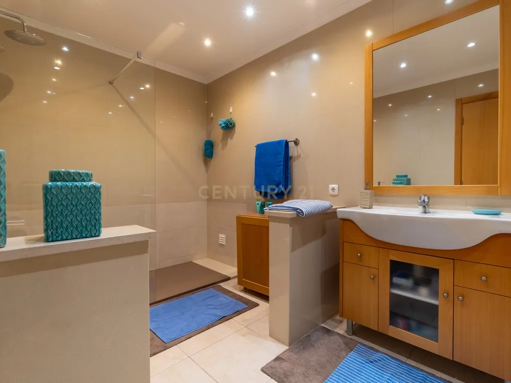 Five-Bedroom Villa with Pool, Cinema Room and Box Garage in Albufeira - image 21