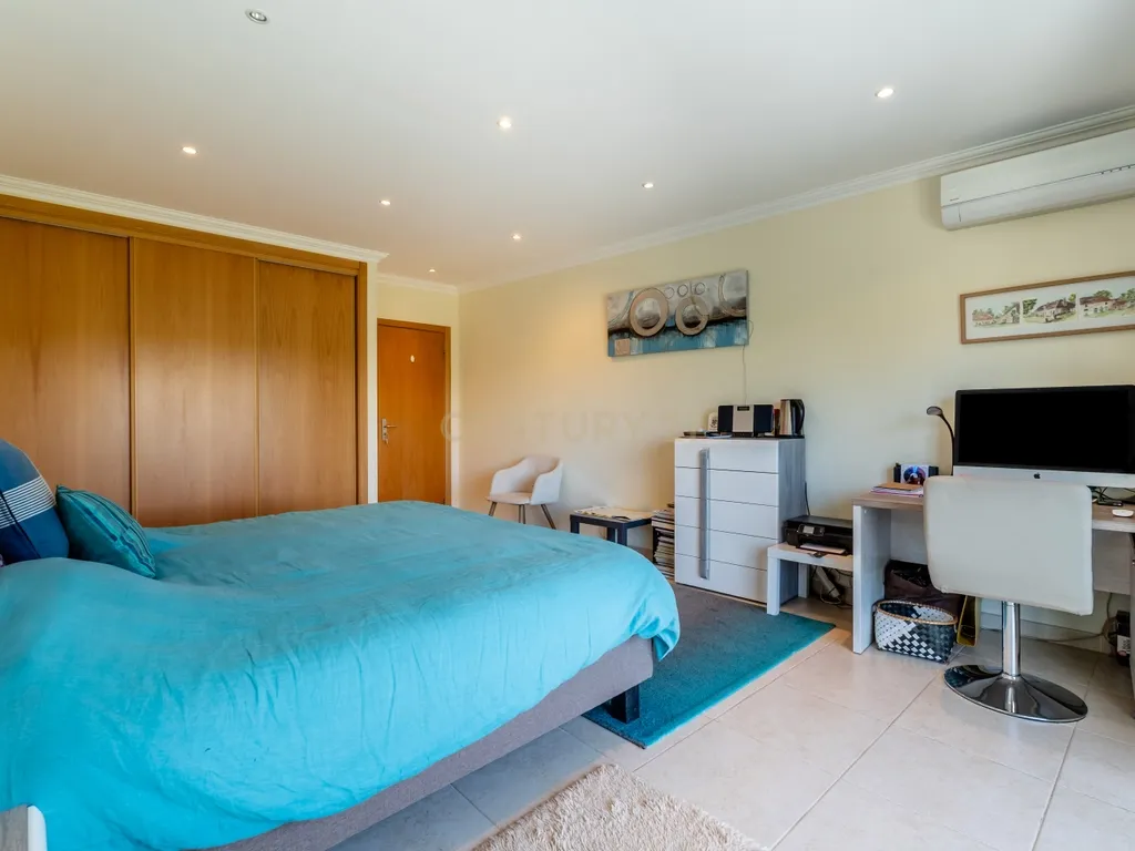 Five-Bedroom Villa with Pool, Cinema Room and Box Garage in Albufeira - image 22
