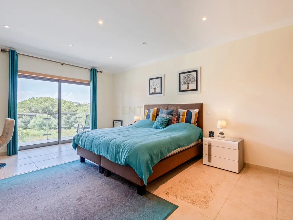 Five-Bedroom Villa with Pool, Cinema Room and Box Garage in Albufeira - image 25