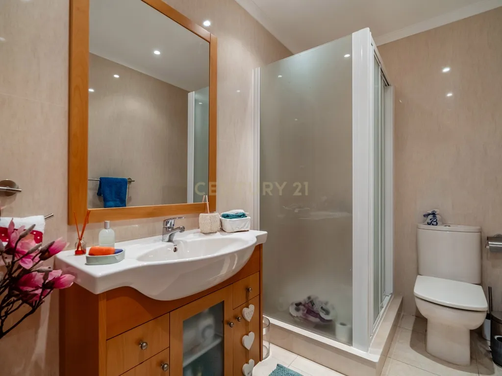 Five-Bedroom Villa with Pool, Cinema Room and Box Garage in Albufeira - image 28