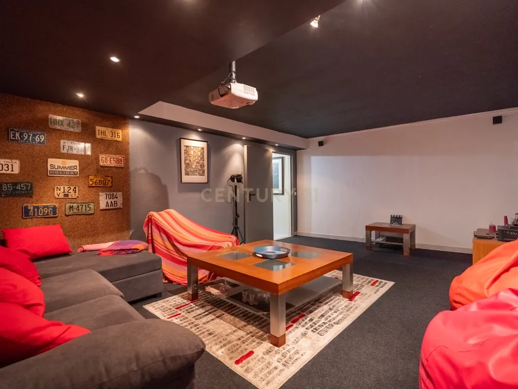 Five-Bedroom Villa with Pool, Cinema Room and Box Garage in Albufeira - image 31