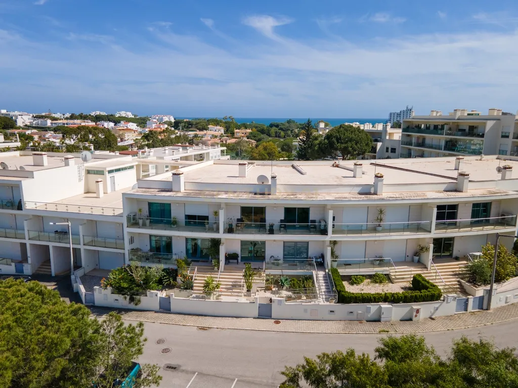 Five-Bedroom Villa with Pool, Cinema Room and Box Garage in Albufeira - image 37