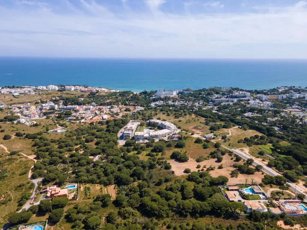 Five-Bedroom Villa with Pool, Cinema Room and Box Garage in Albufeira - image 40