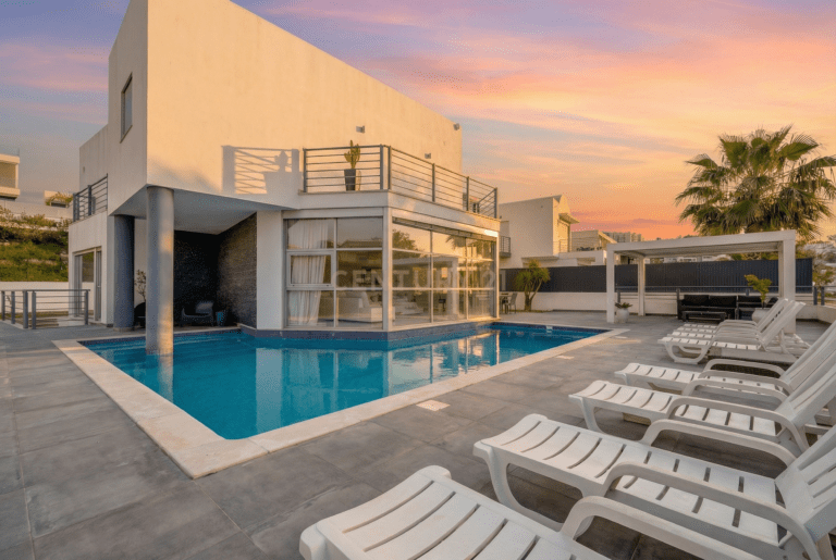 Contemporary Five-Bedroom Villa in Albufeira Marina - image 01