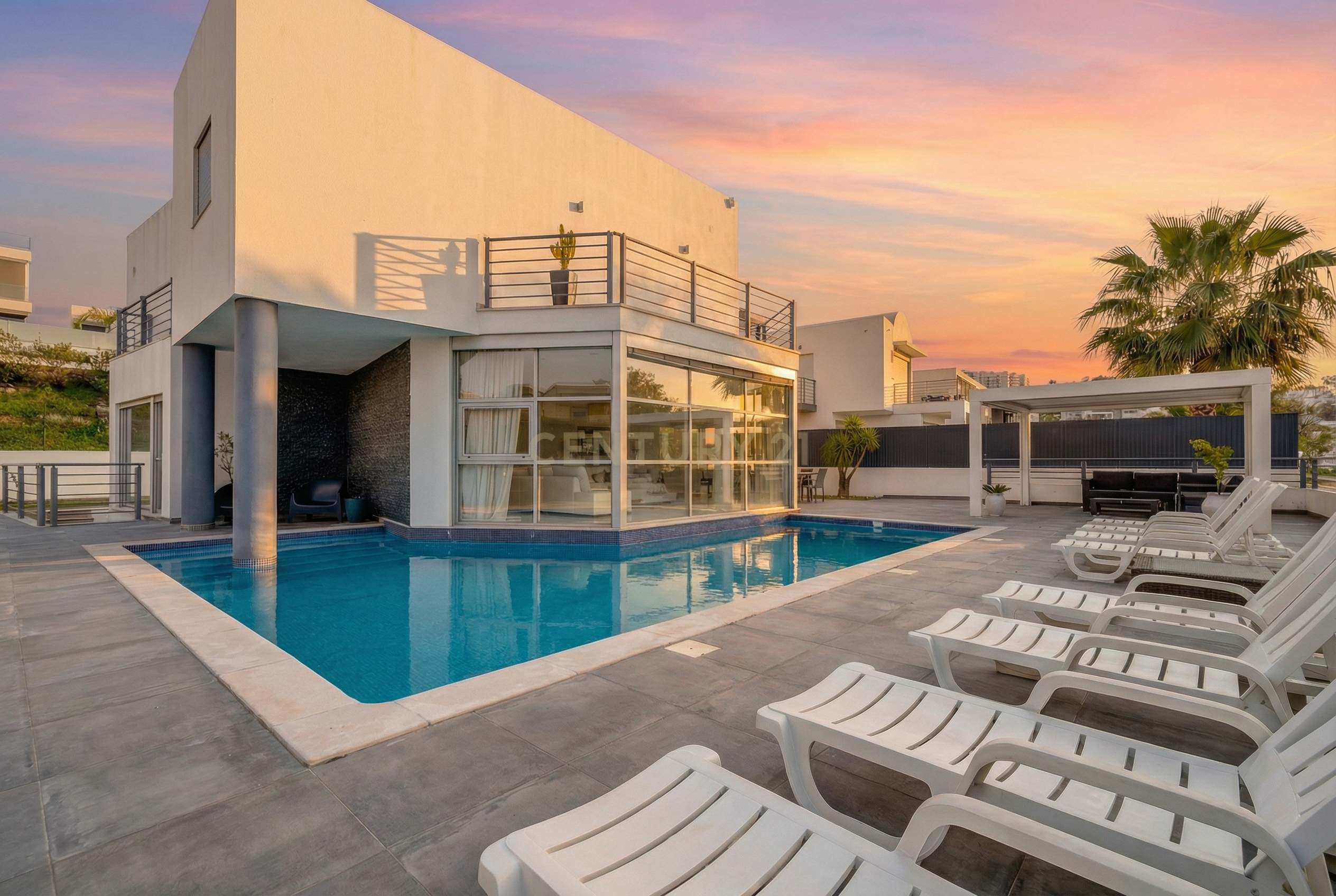 Contemporary Five-Bedroom Villa in Albufeira Marina - image 01