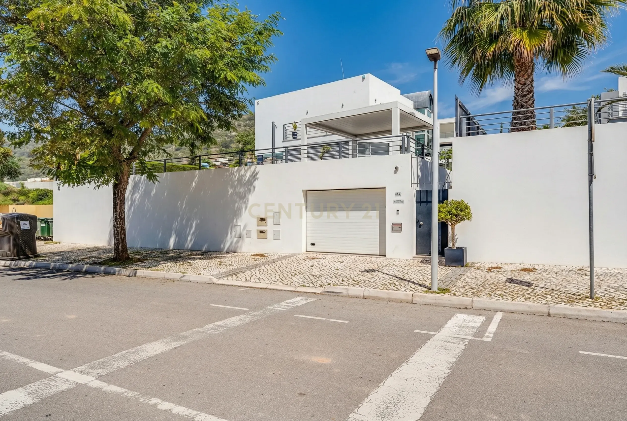 Contemporary Five-Bedroom Villa in Albufeira Marina - image 02