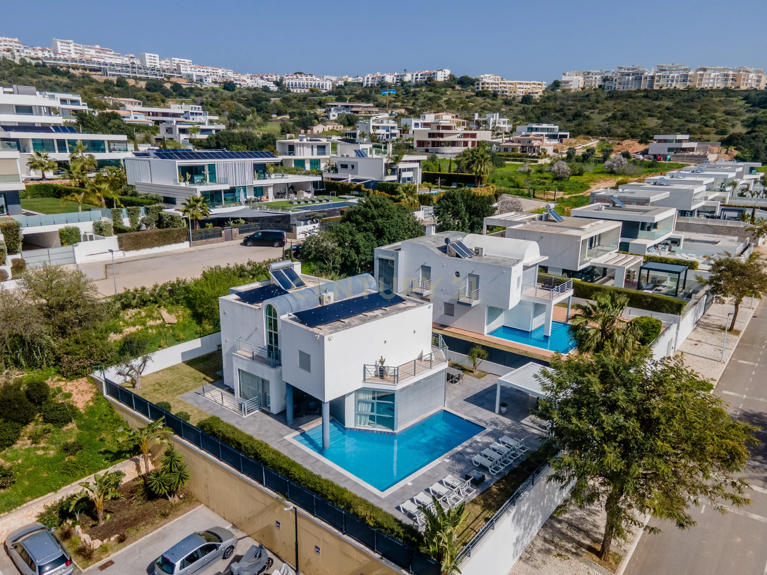 Contemporary Five-Bedroom Villa in Albufeira Marina - image 03