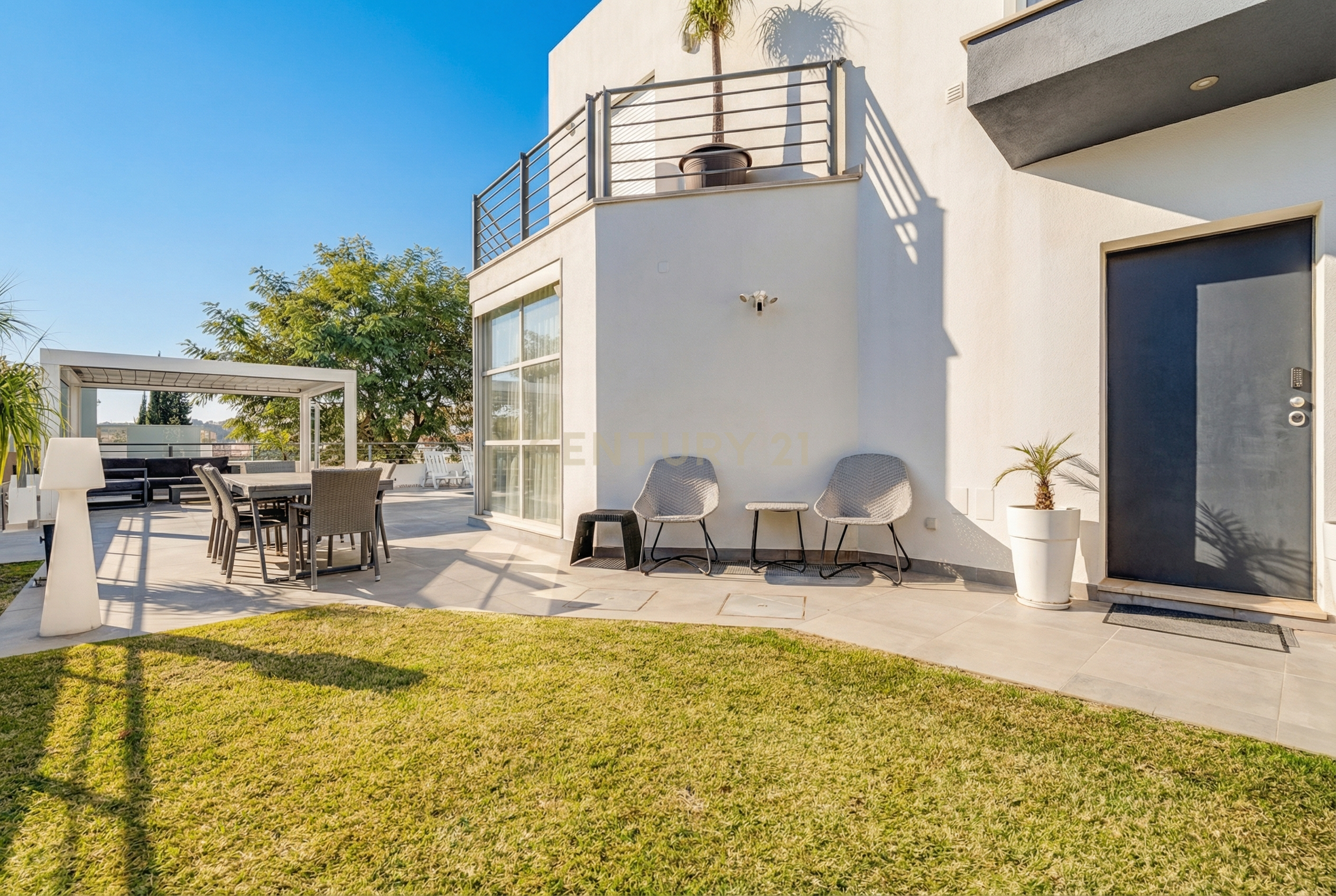 Contemporary Five-Bedroom Villa in Albufeira Marina - image 04