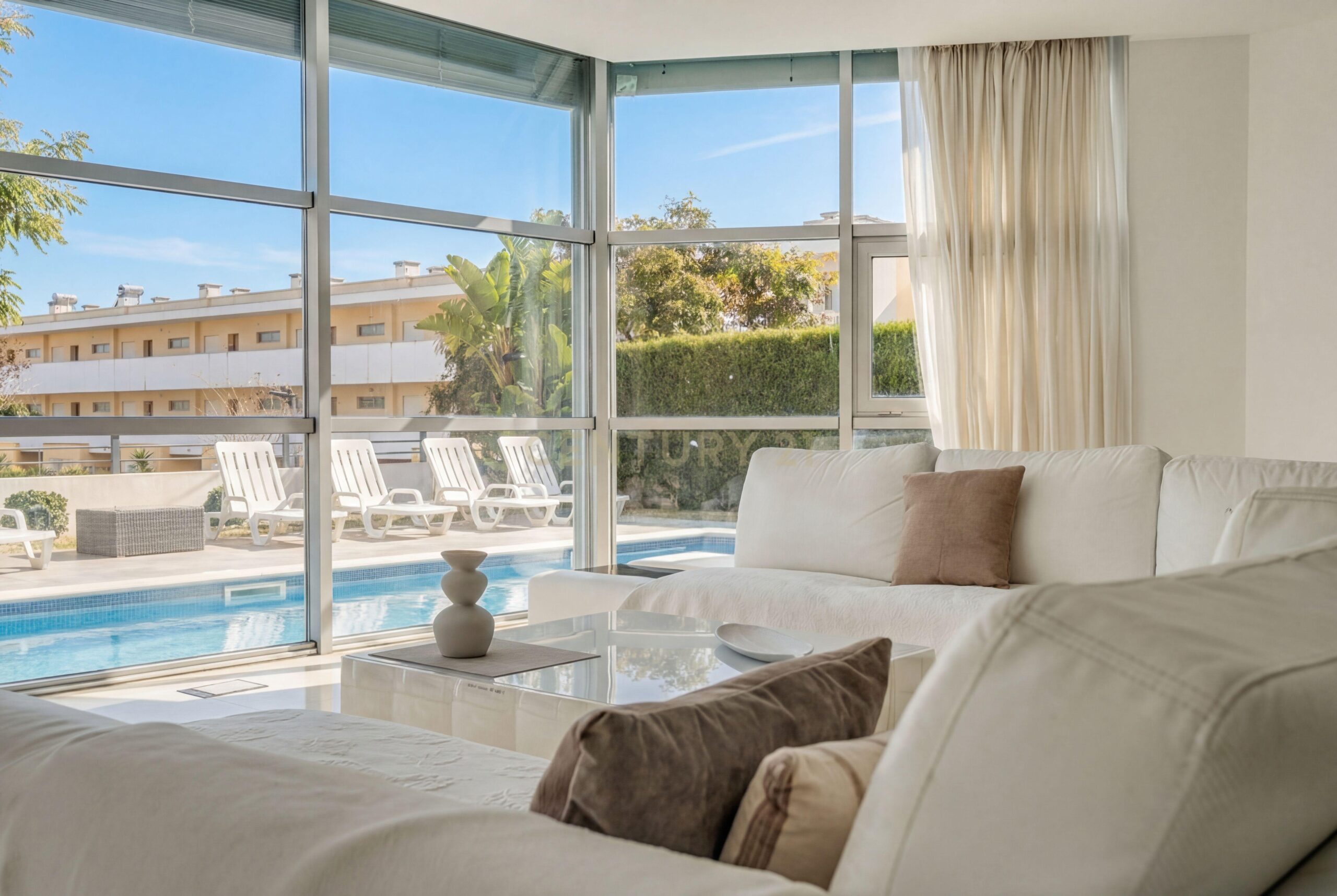 Contemporary Five-Bedroom Villa in Albufeira Marina - image 05