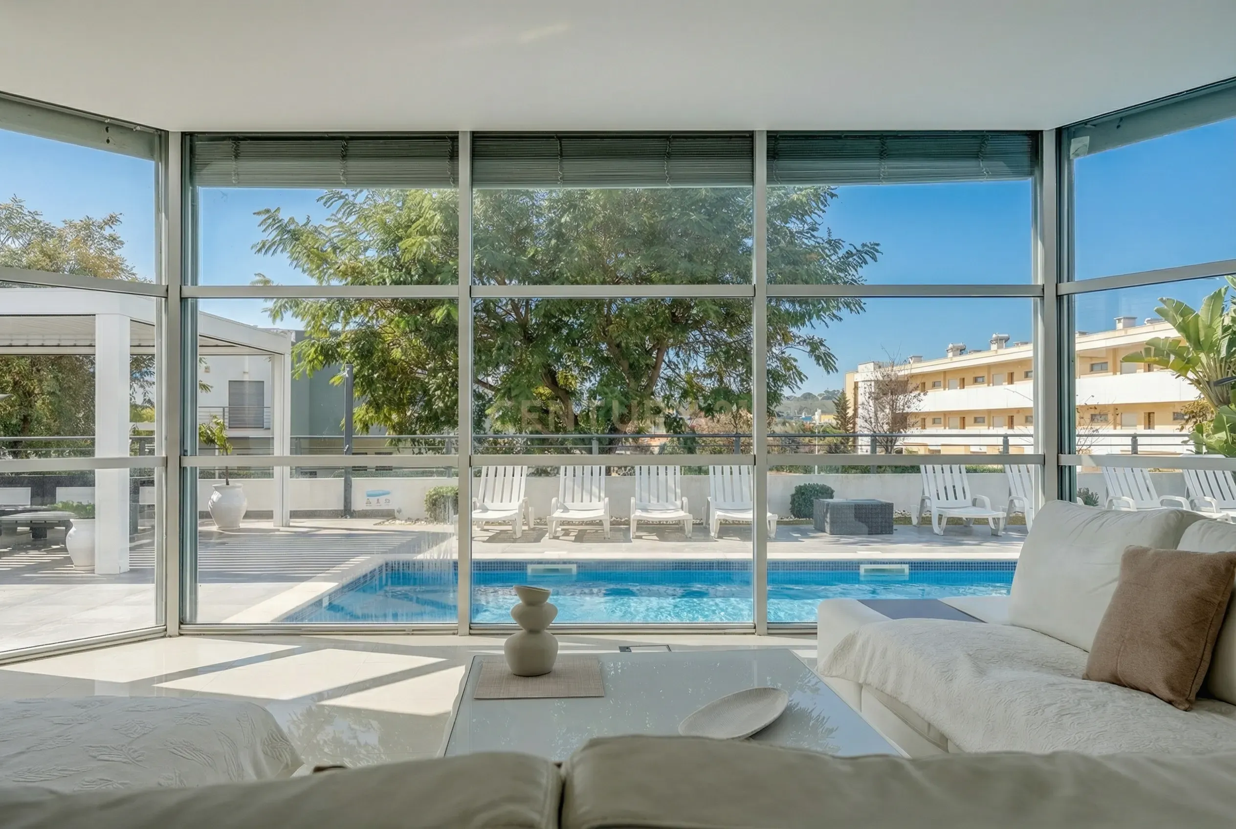 Contemporary Five-Bedroom Villa in Albufeira Marina - image 06