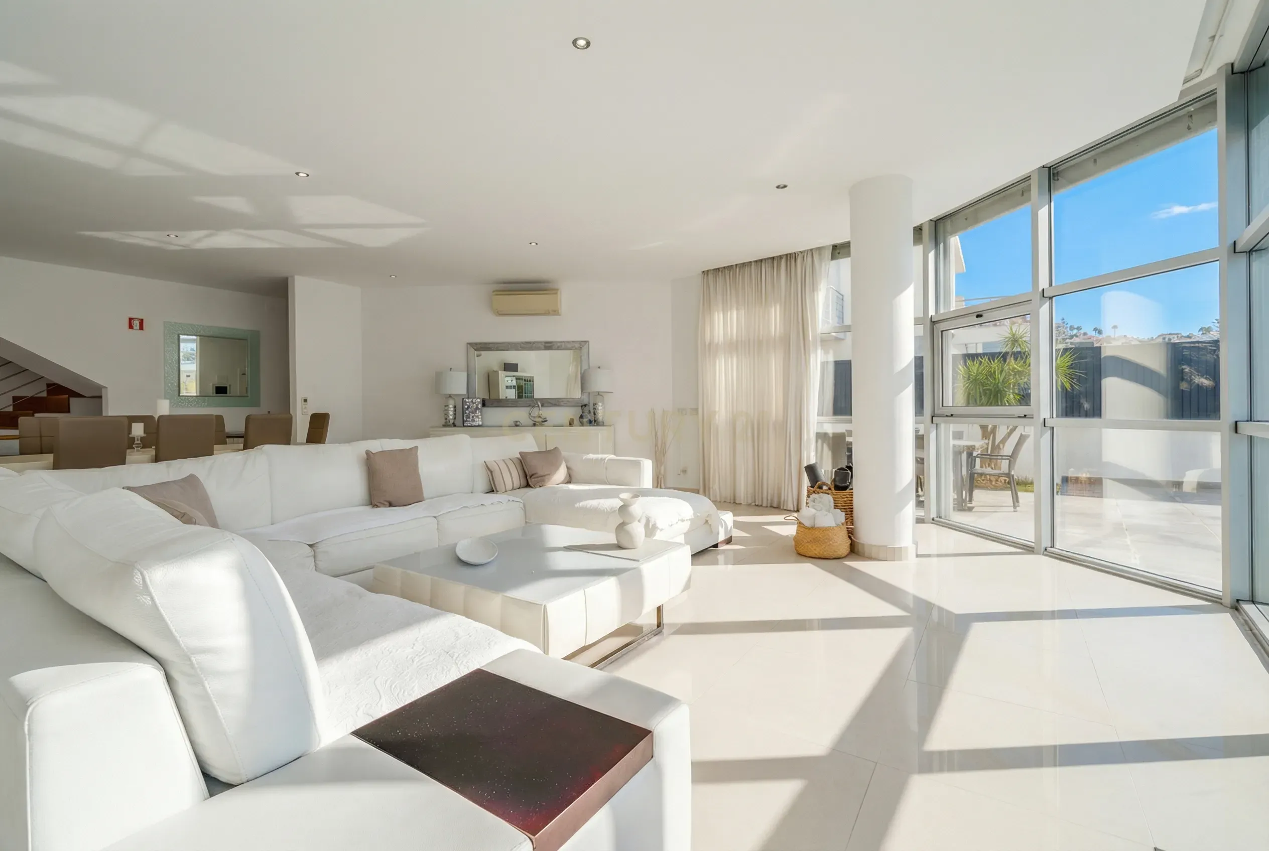 Contemporary Five-Bedroom Villa in Albufeira Marina - image 07