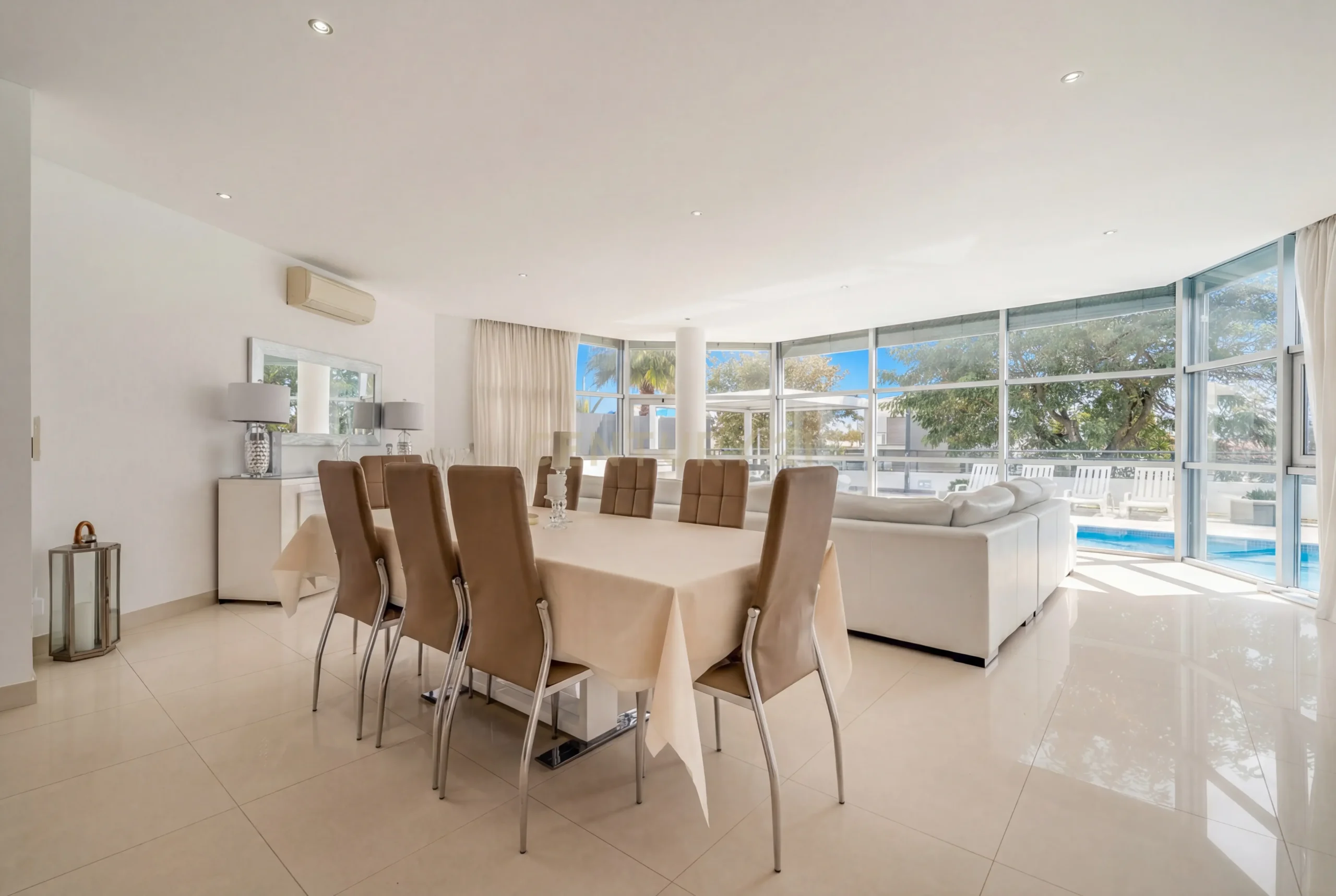 Contemporary Five-Bedroom Villa in Albufeira Marina - image 08