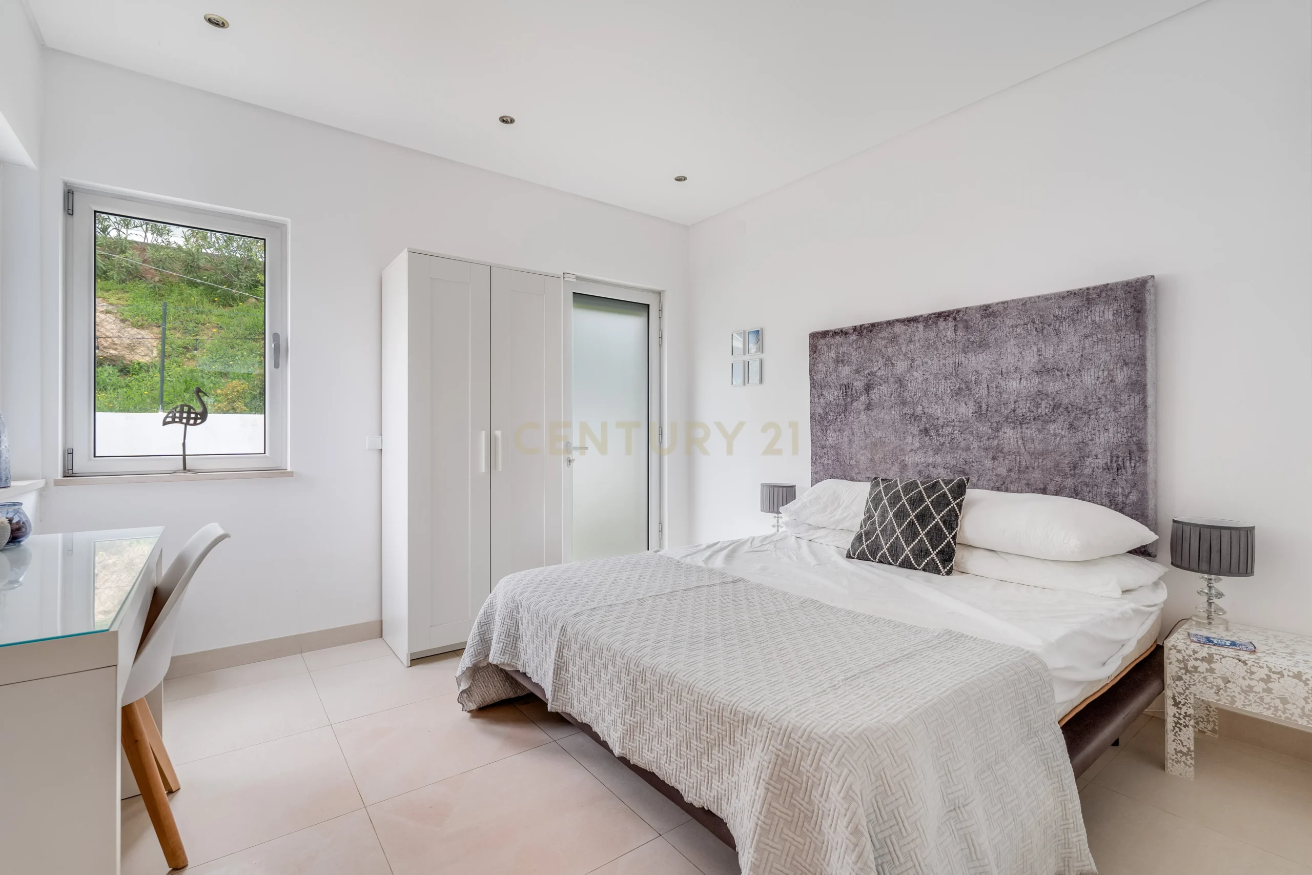 Contemporary Five-Bedroom Villa in Albufeira Marina - image 09