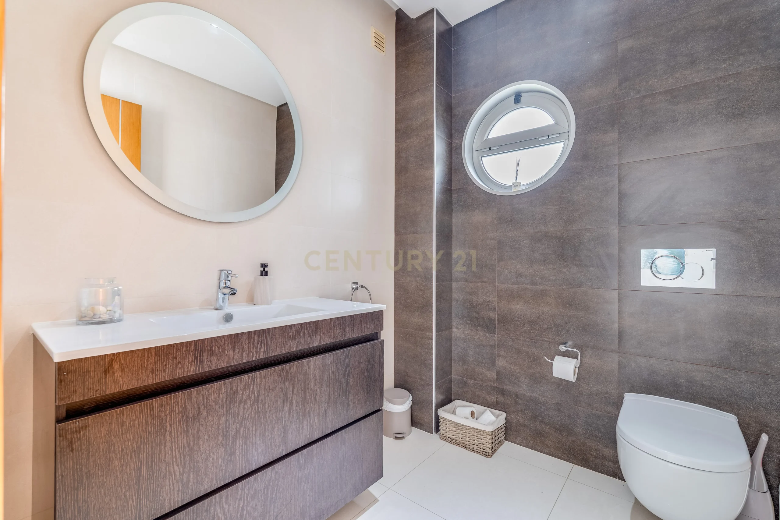 Contemporary Five-Bedroom Villa in Albufeira Marina - image 10