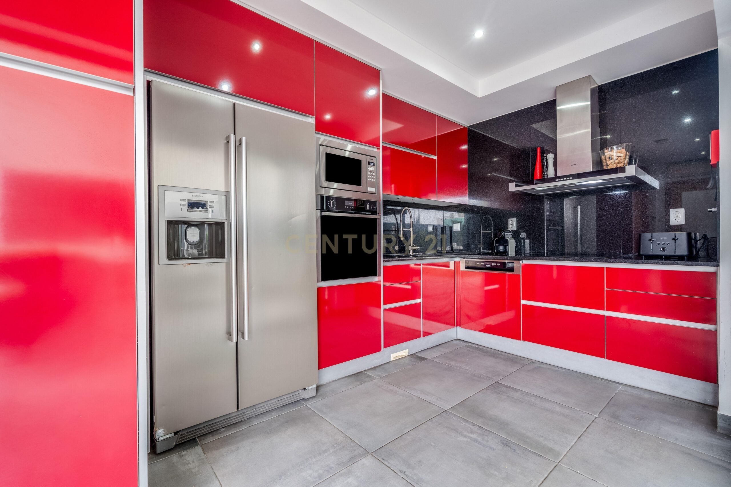 Contemporary Five-Bedroom Villa in Albufeira Marina - image 11