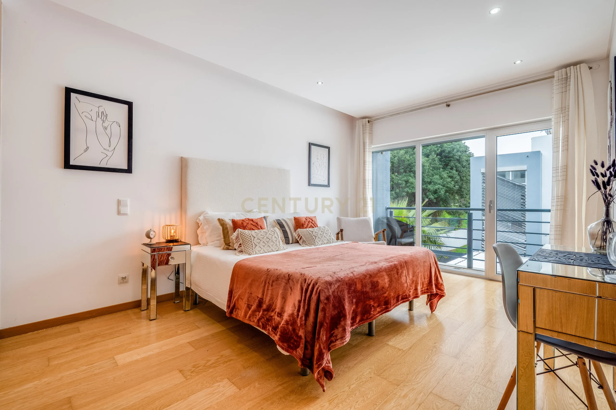 Contemporary Five-Bedroom Villa in Albufeira Marina - image 16