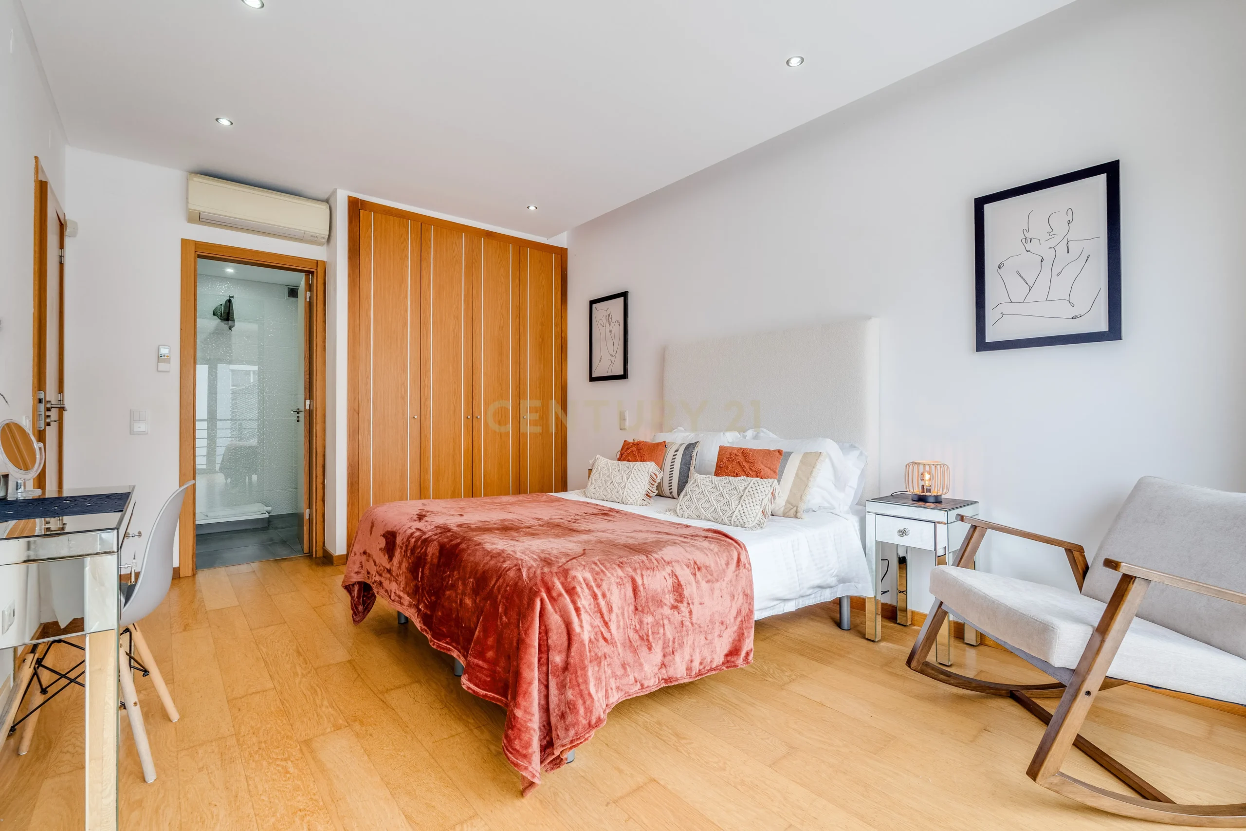 Contemporary Five-Bedroom Villa in Albufeira Marina - image 17
