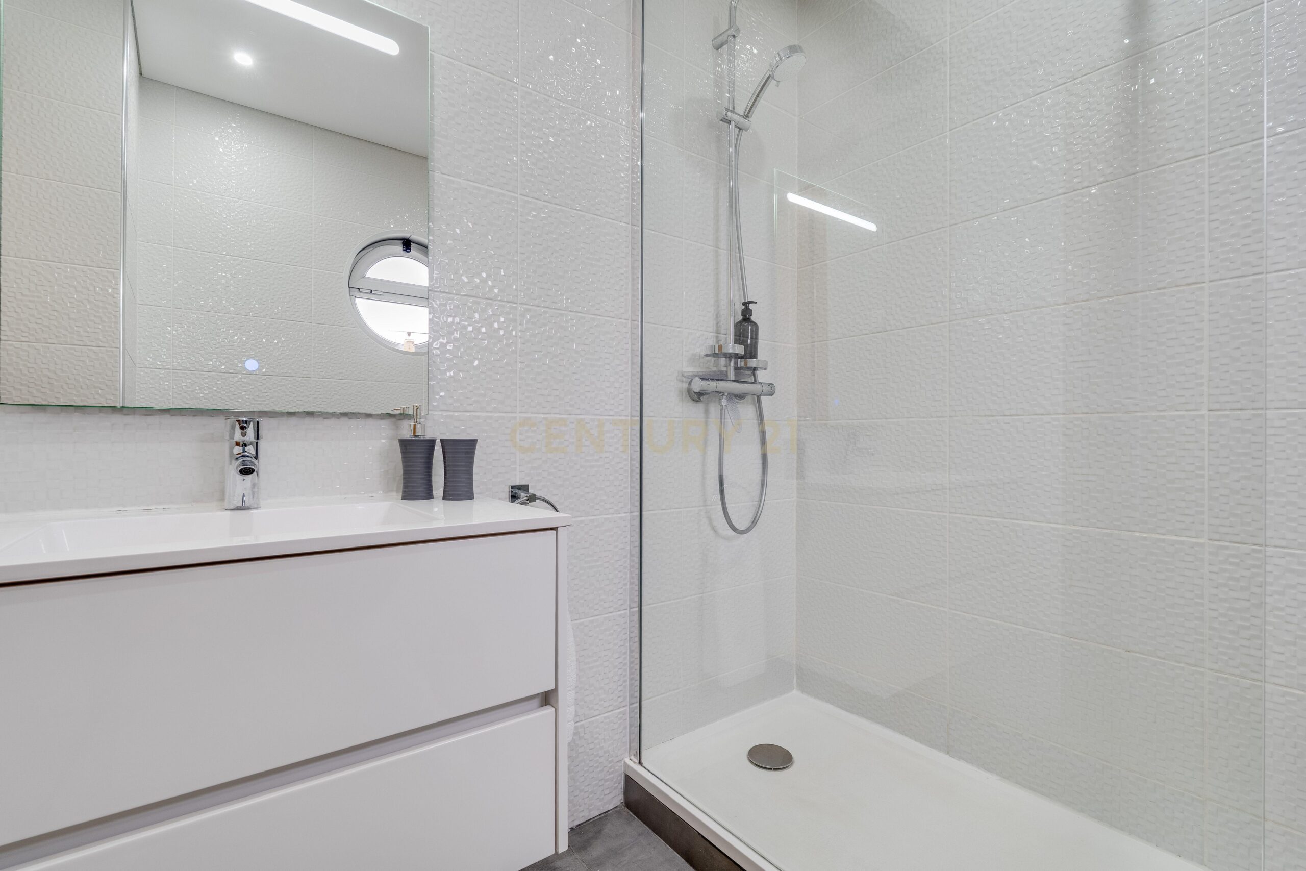 Contemporary Five-Bedroom Villa in Albufeira Marina - image 18