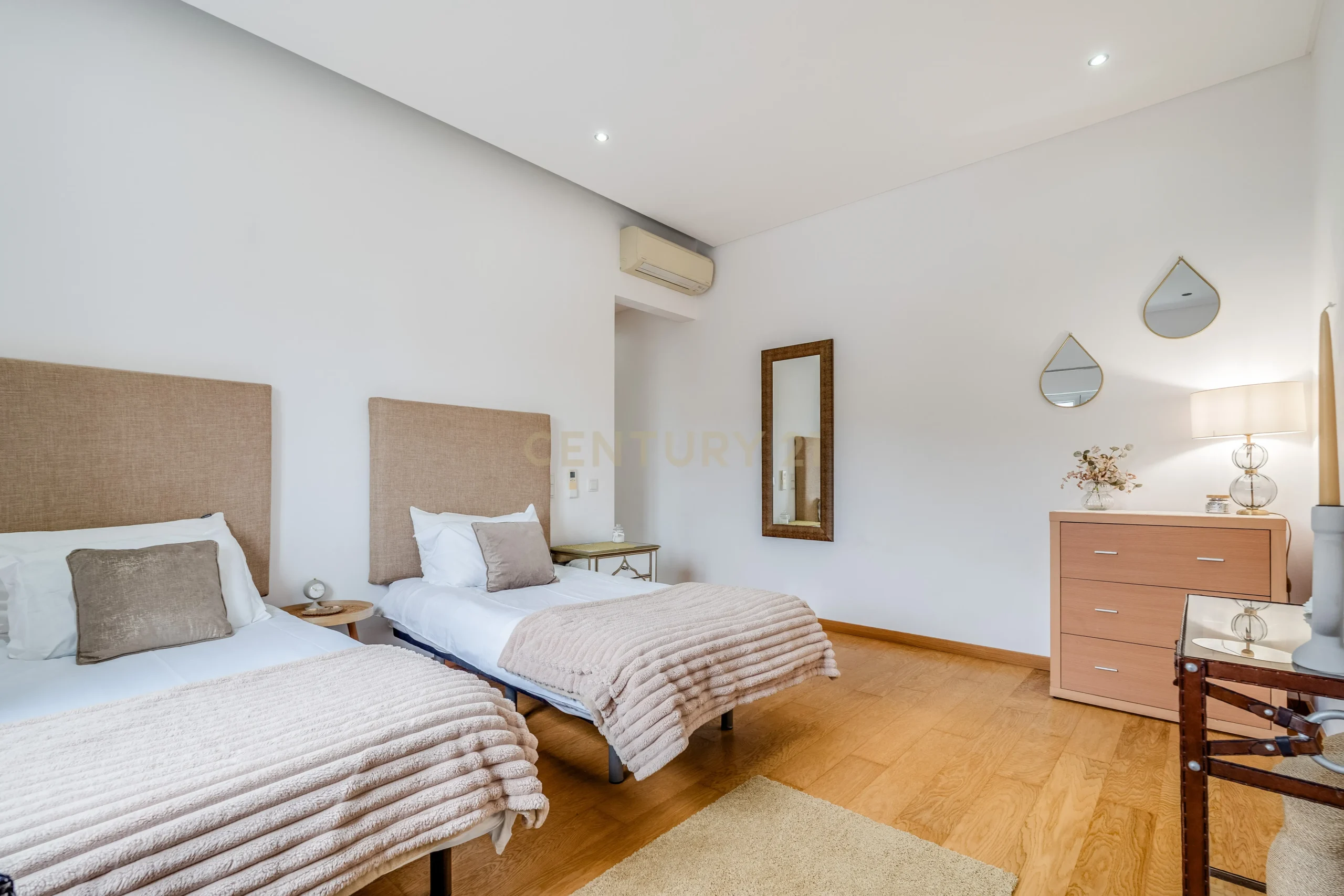 Contemporary Five-Bedroom Villa in Albufeira Marina - image 20
