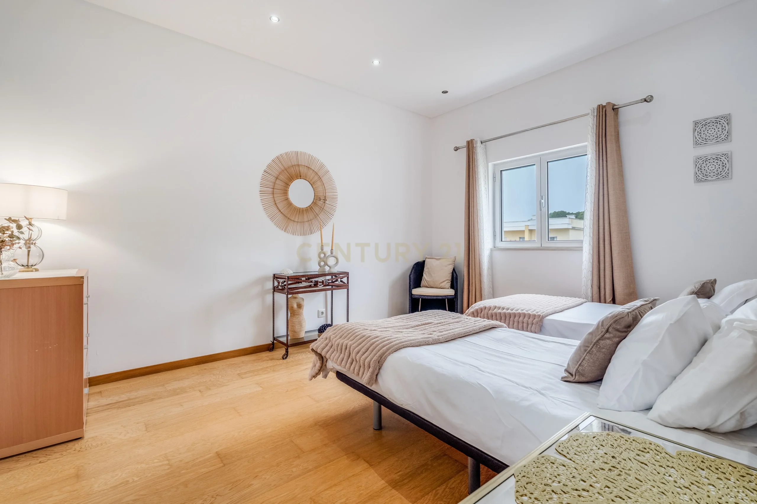 Contemporary Five-Bedroom Villa in Albufeira Marina - image 21