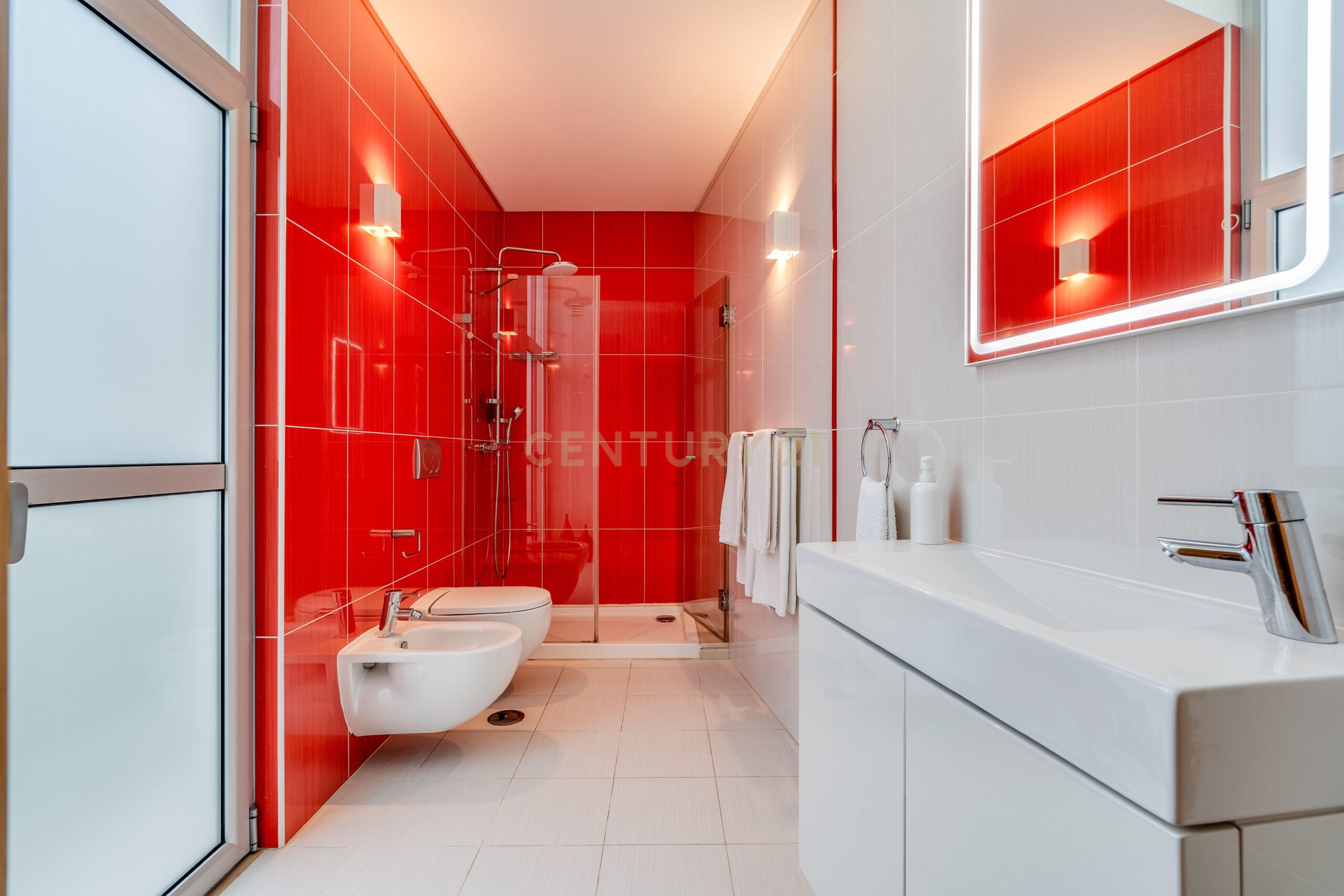 Contemporary Five-Bedroom Villa in Albufeira Marina - image 22