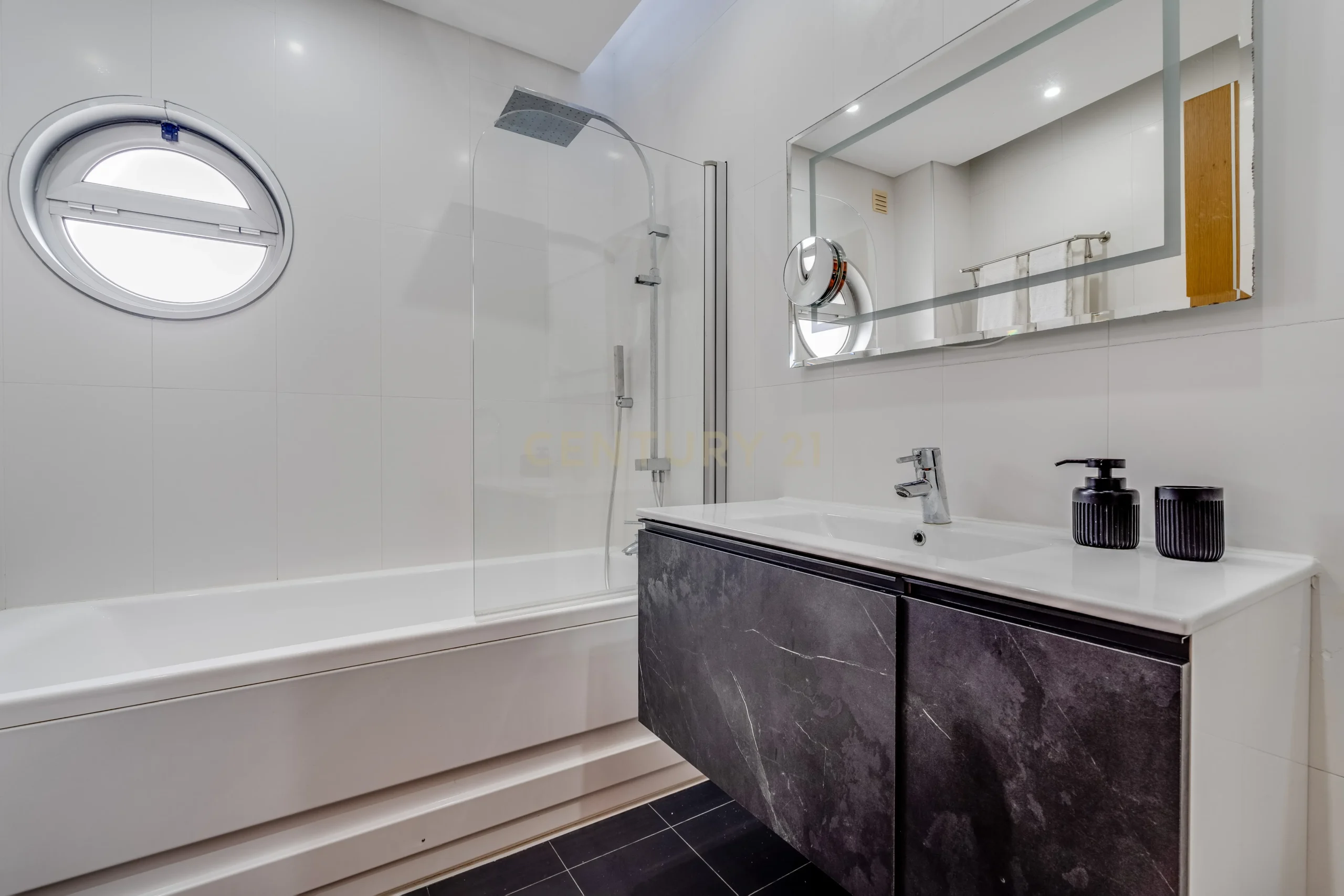 Contemporary Five-Bedroom Villa in Albufeira Marina - image 25