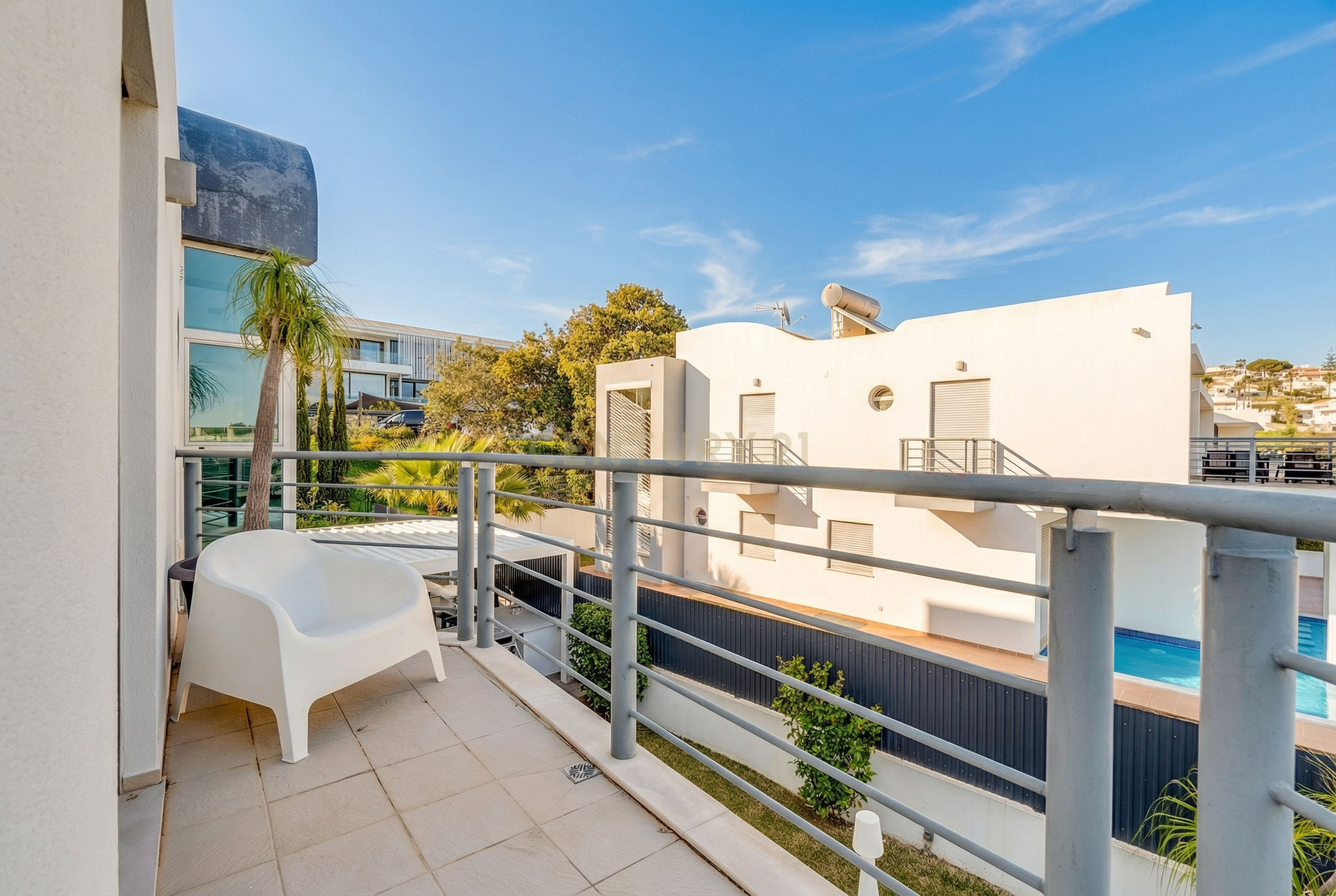 Contemporary Five-Bedroom Villa in Albufeira Marina - image 27