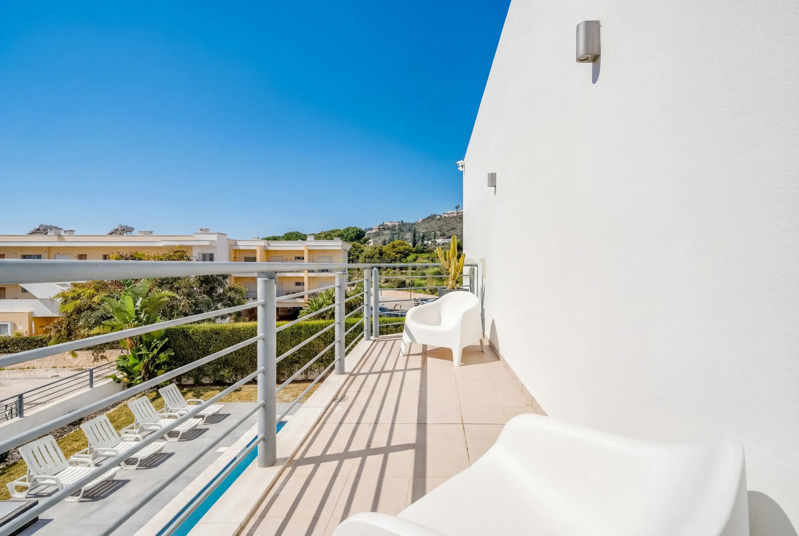 Contemporary Five-Bedroom Villa in Albufeira Marina - image 28