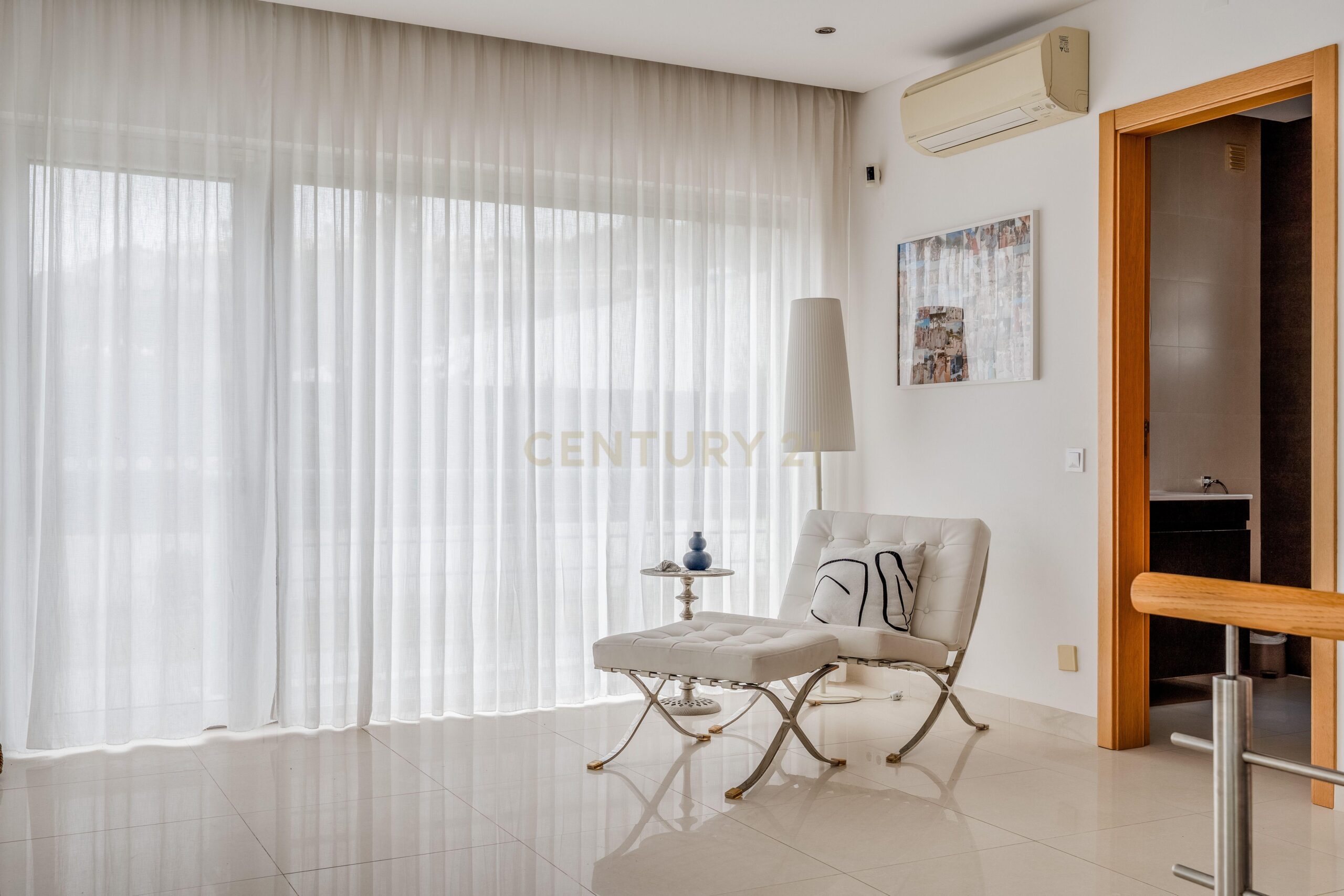 Contemporary Five-Bedroom Villa in Albufeira Marina - image 29