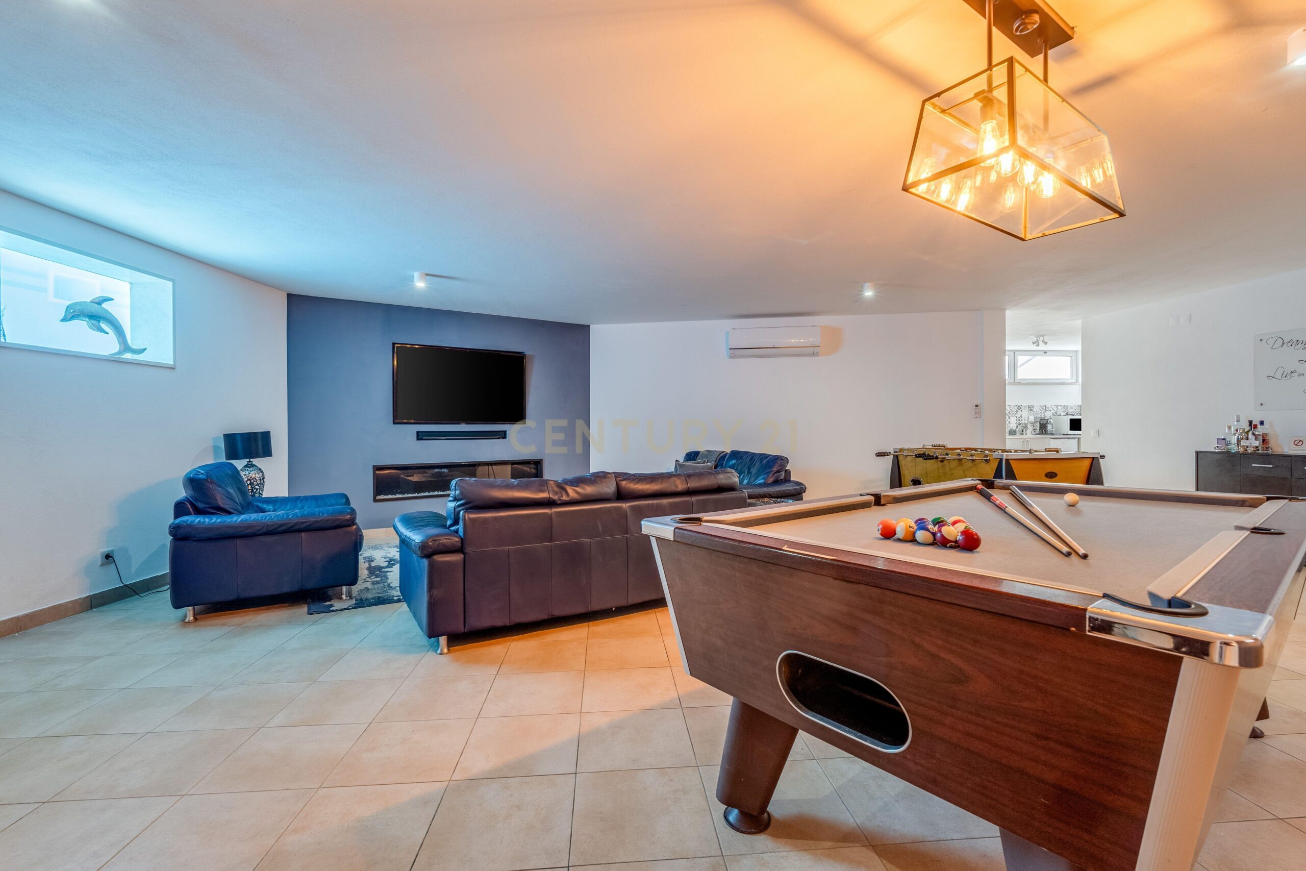 Contemporary Five-Bedroom Villa in Albufeira Marina - image 30