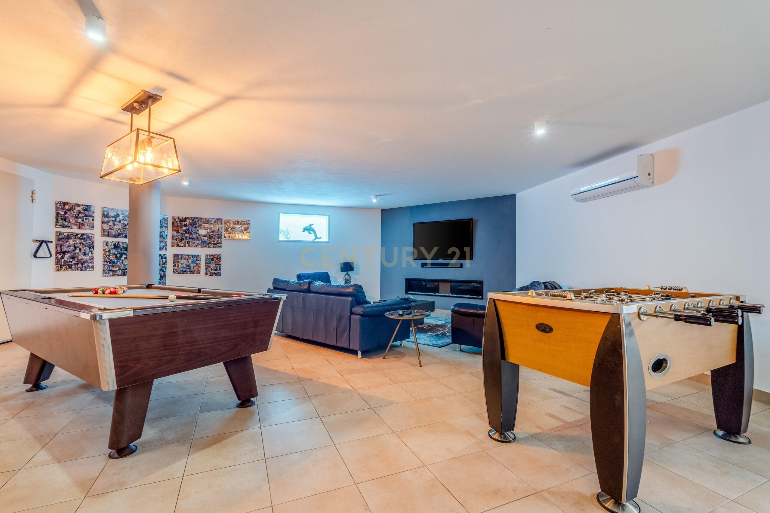 Contemporary Five-Bedroom Villa in Albufeira Marina - image 31