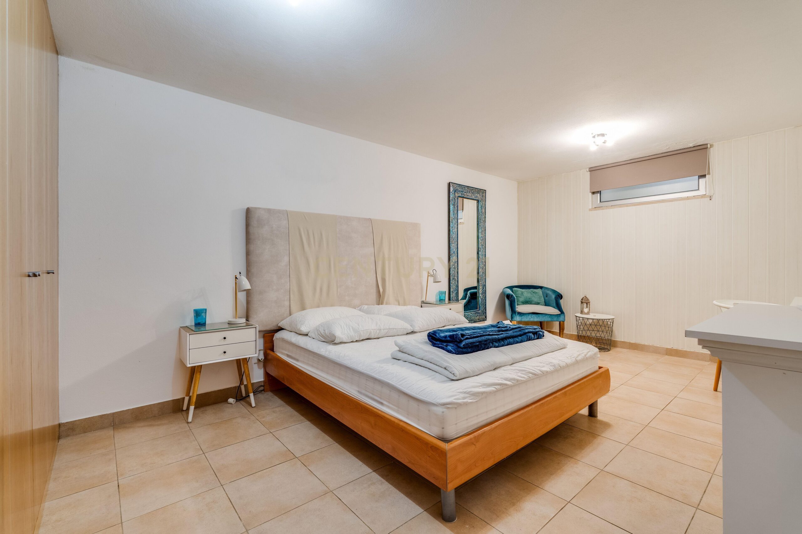 Contemporary Five-Bedroom Villa in Albufeira Marina - image 32