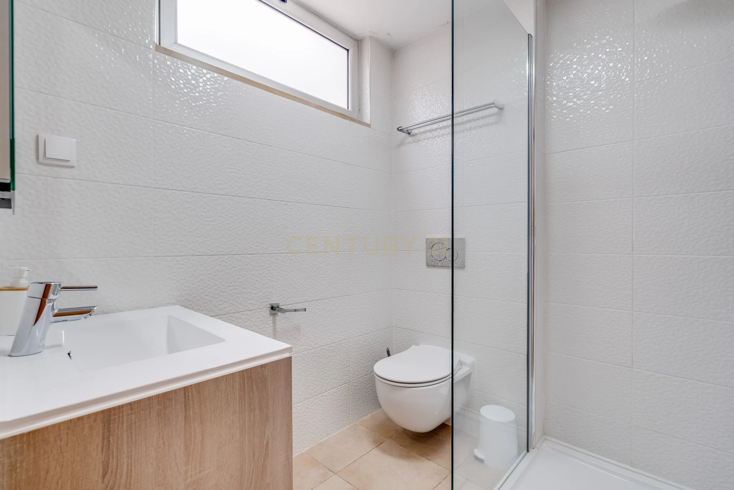 Contemporary Five-Bedroom Villa in Albufeira Marina - image 33