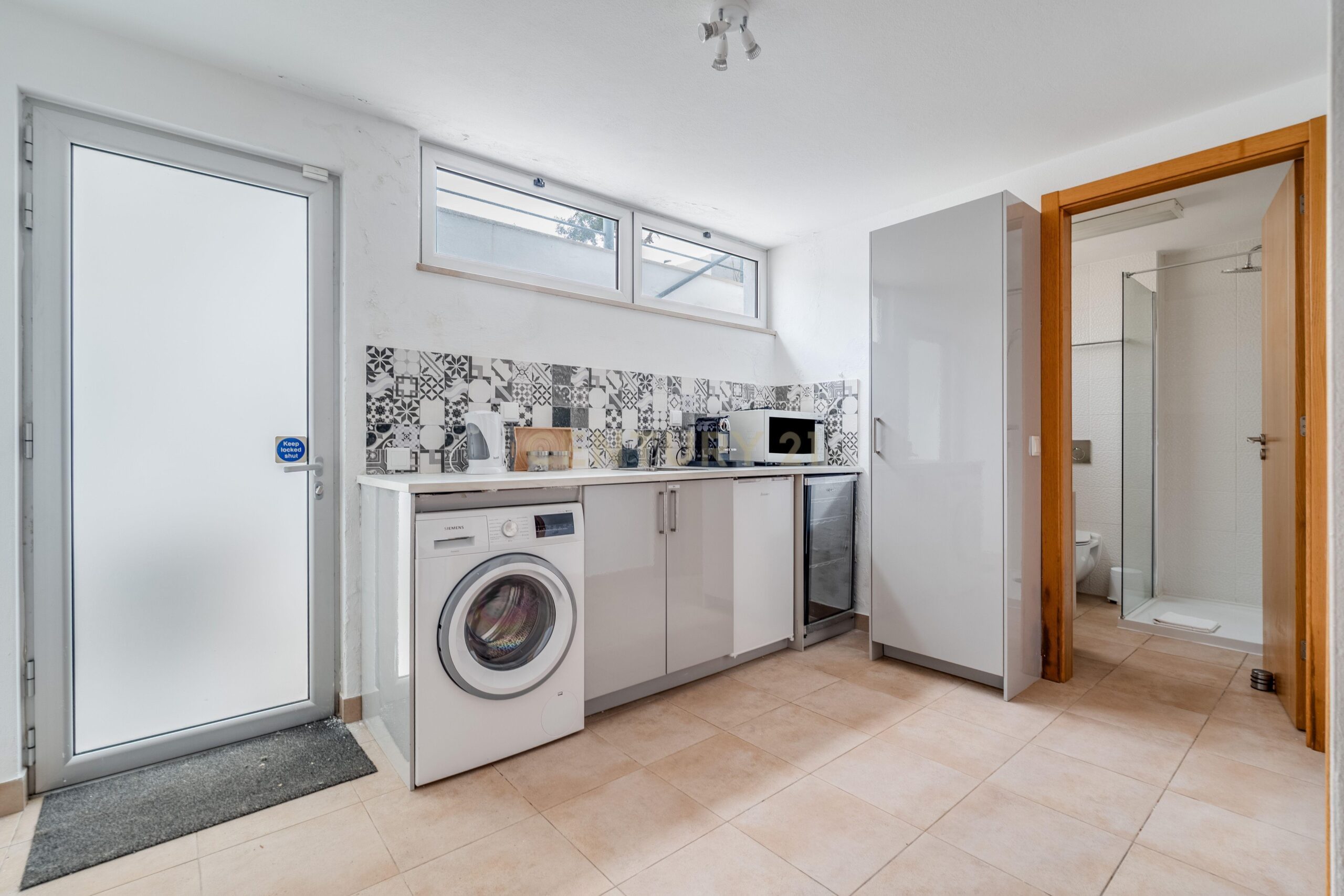 Contemporary Five-Bedroom Villa in Albufeira Marina - image 34