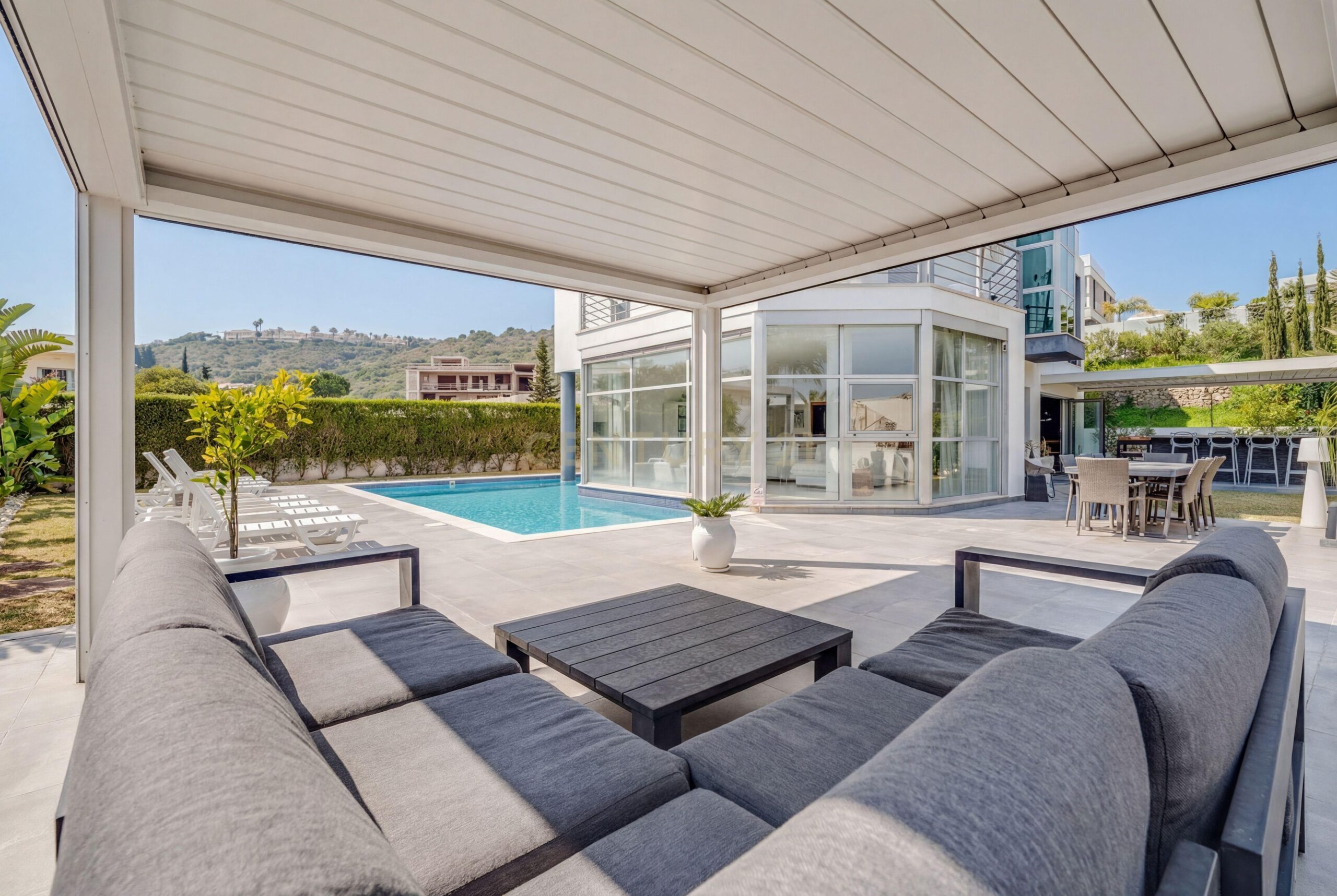 Contemporary Five-Bedroom Villa in Albufeira Marina - image 36