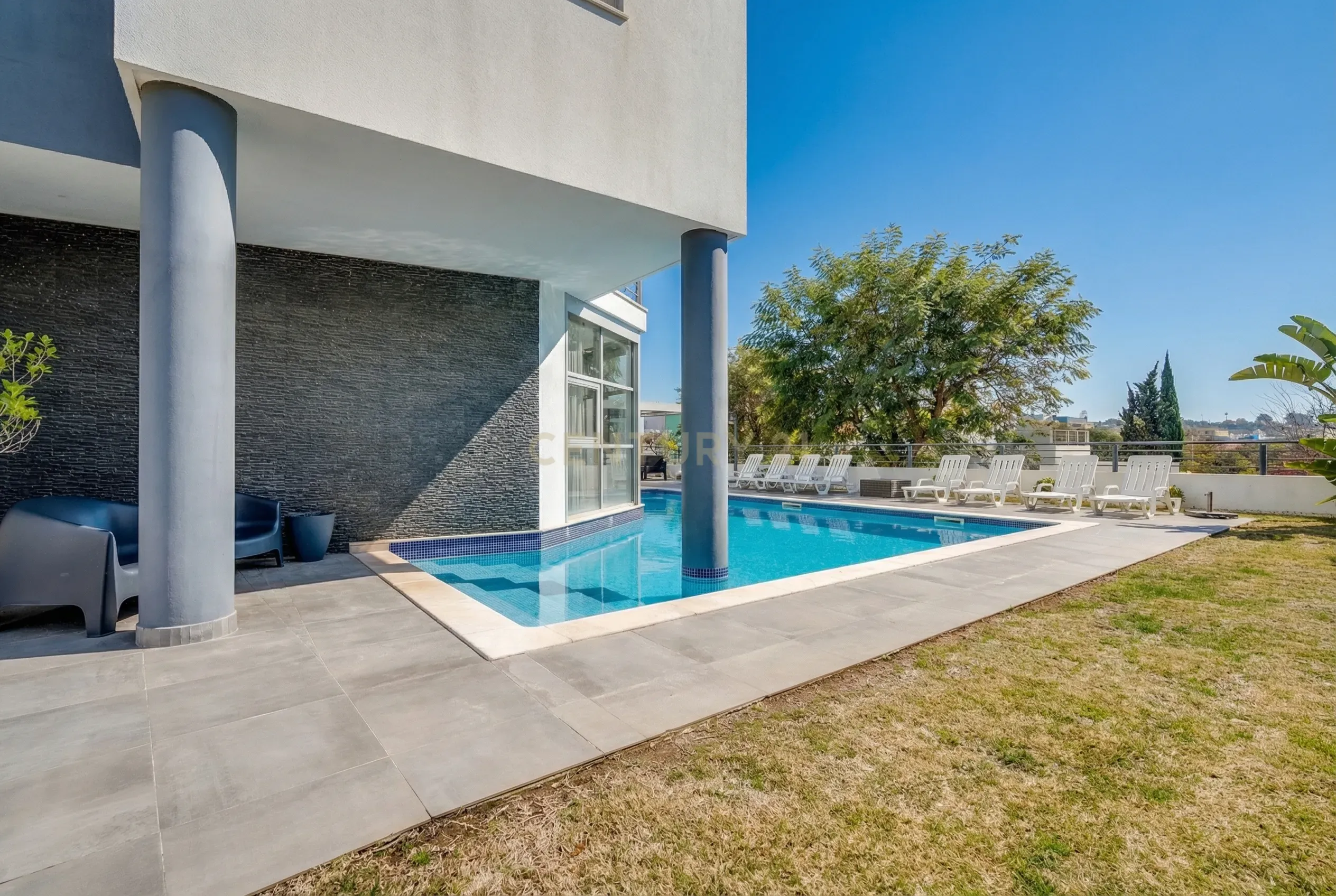 Contemporary Five-Bedroom Villa in Albufeira Marina - image 37