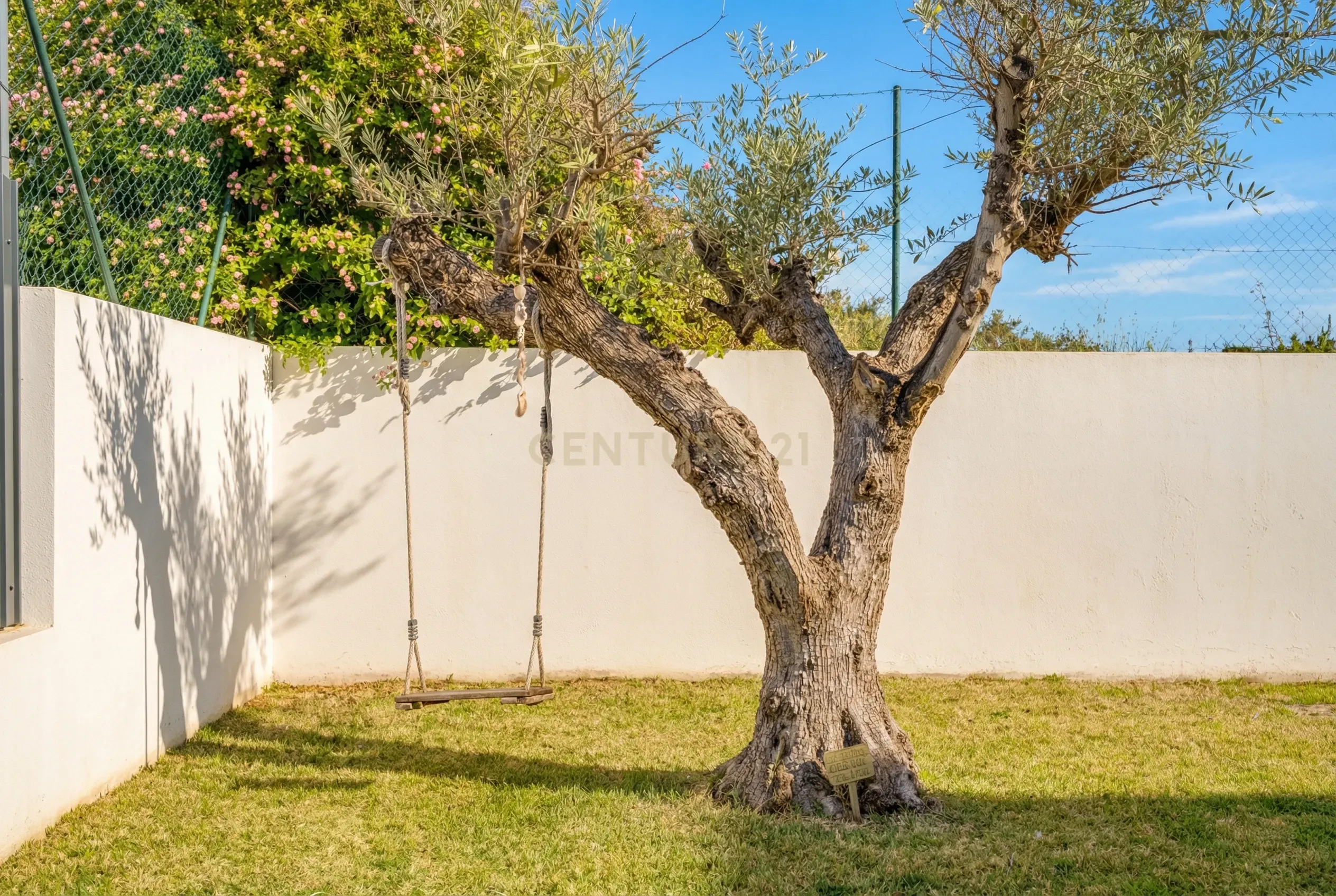 Contemporary Five-Bedroom Villa in Albufeira Marina - image 38