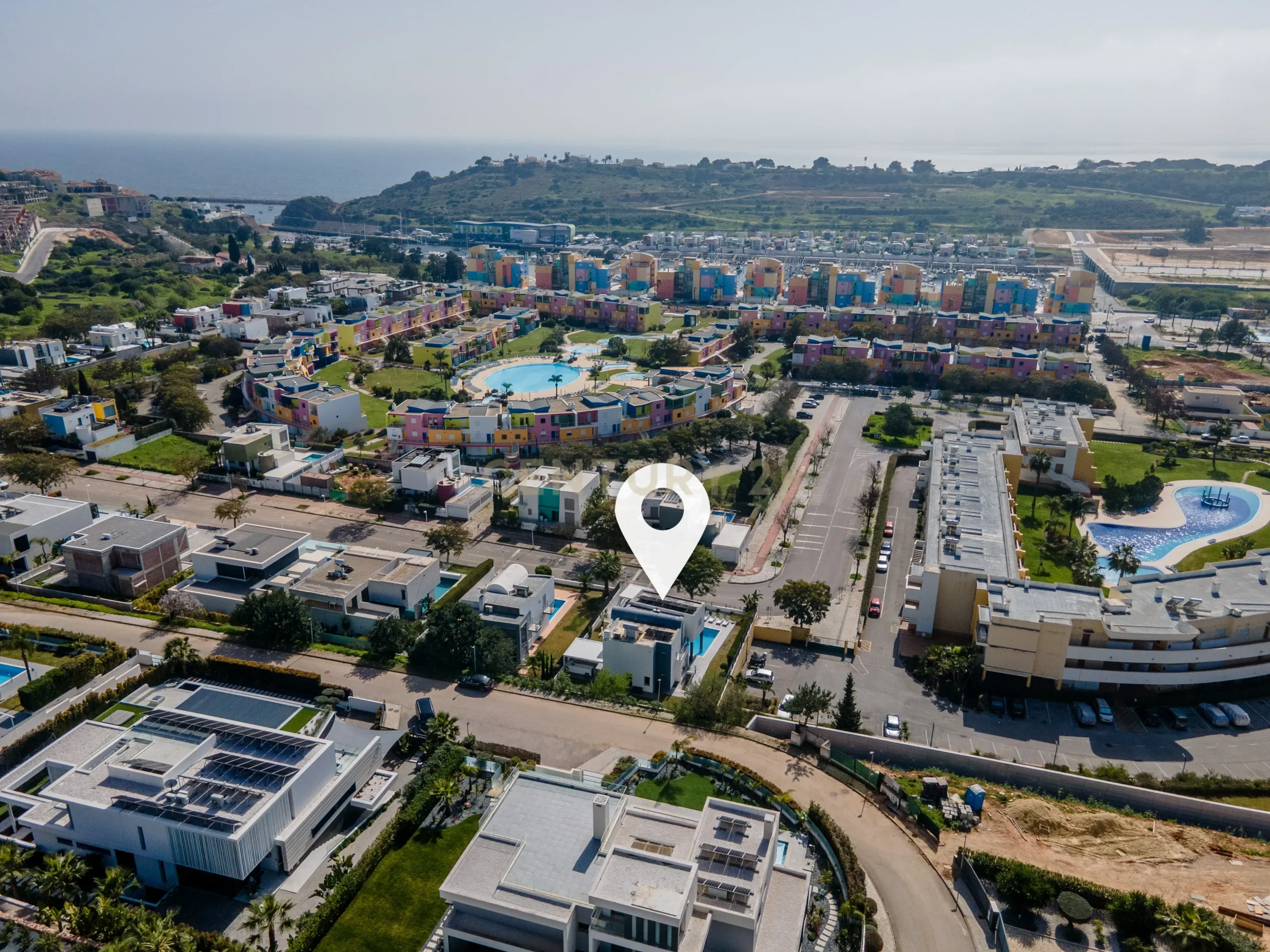 Contemporary Five-Bedroom Villa in Albufeira Marina - image 39