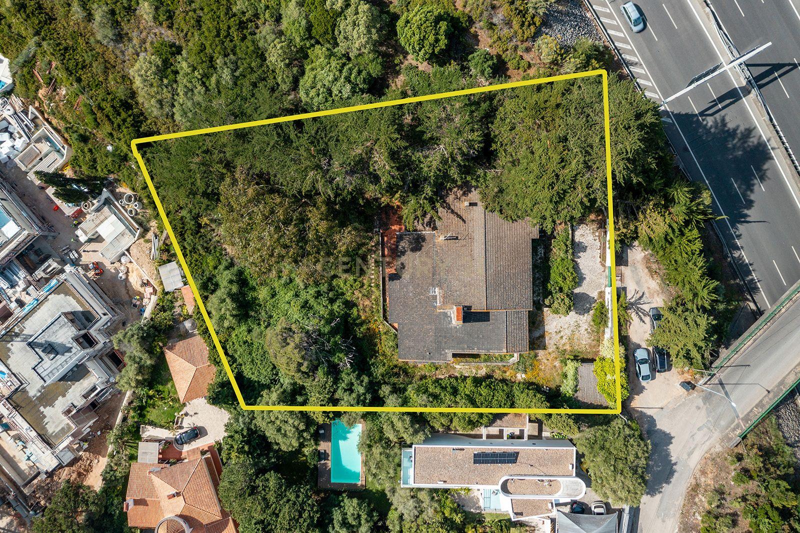 Villa for Full Rehabilitation on a 2,350 sqm Urban Plot in Alcabideche - image 02